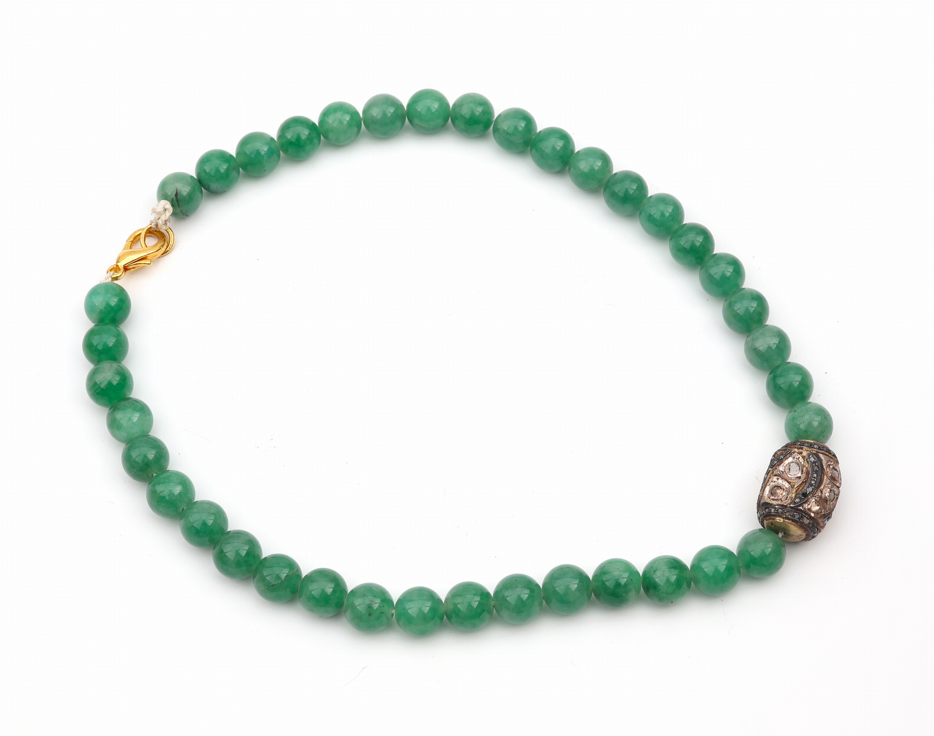 Detail c: Jade Collier mit Diamantrosen, Jadekugeln D. ca. 12 mm, Mittelteil Silber verg. z.T. geschwärzt besetzt mit Diamantrosen, 1 Stein fehlt, L. ca. ...