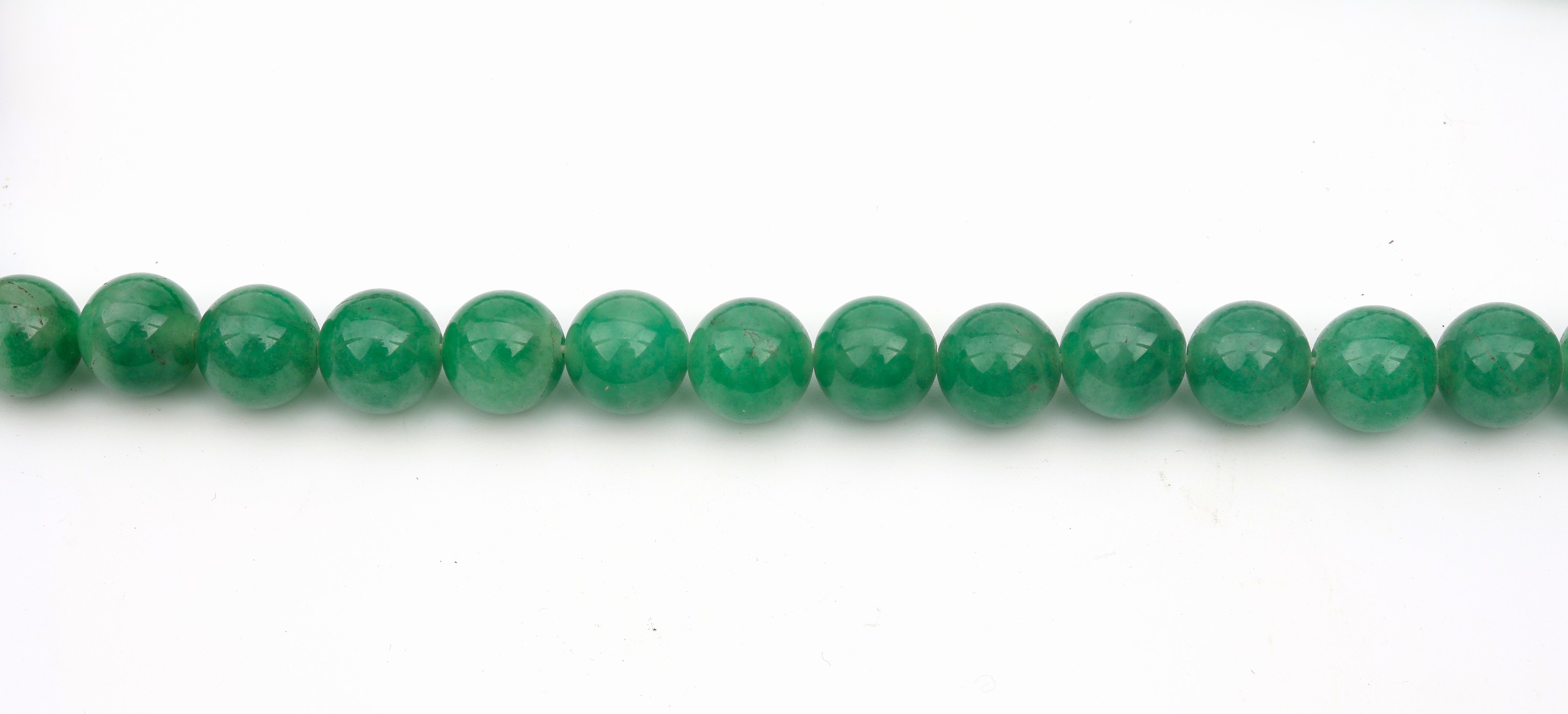 Detail d: Jade Collier mit Diamantrosen, Jadekugeln D. ca. 12 mm, Mittelteil Silber verg. z.T. geschwärzt besetzt mit Diamantrosen, 1 Stein fehlt, L. ca. ...