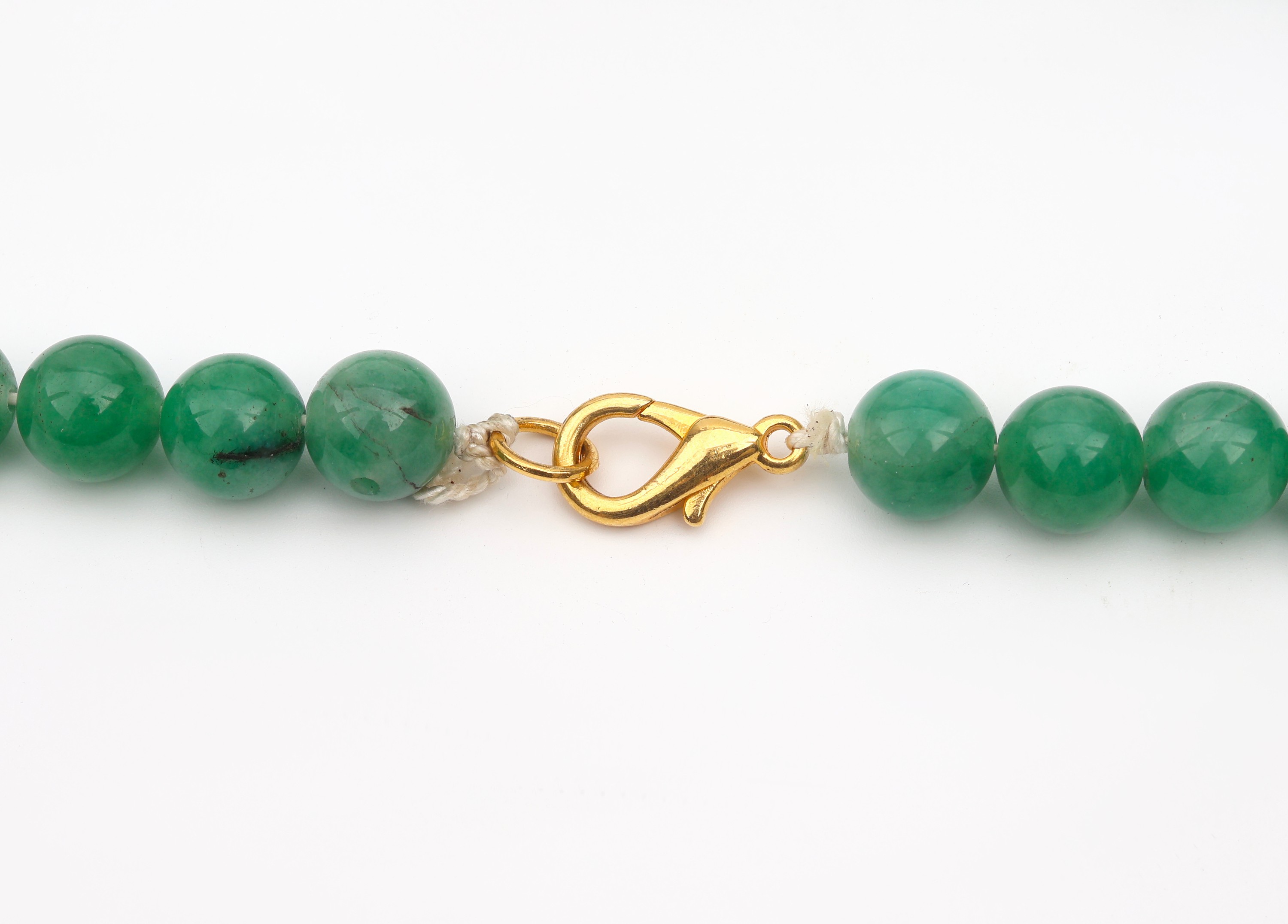 Detail e: Jade Collier mit Diamantrosen, Jadekugeln D. ca. 12 mm, Mittelteil Silber verg. z.T. geschwärzt besetzt mit Diamantrosen, 1 Stein fehlt, L. ca. ...