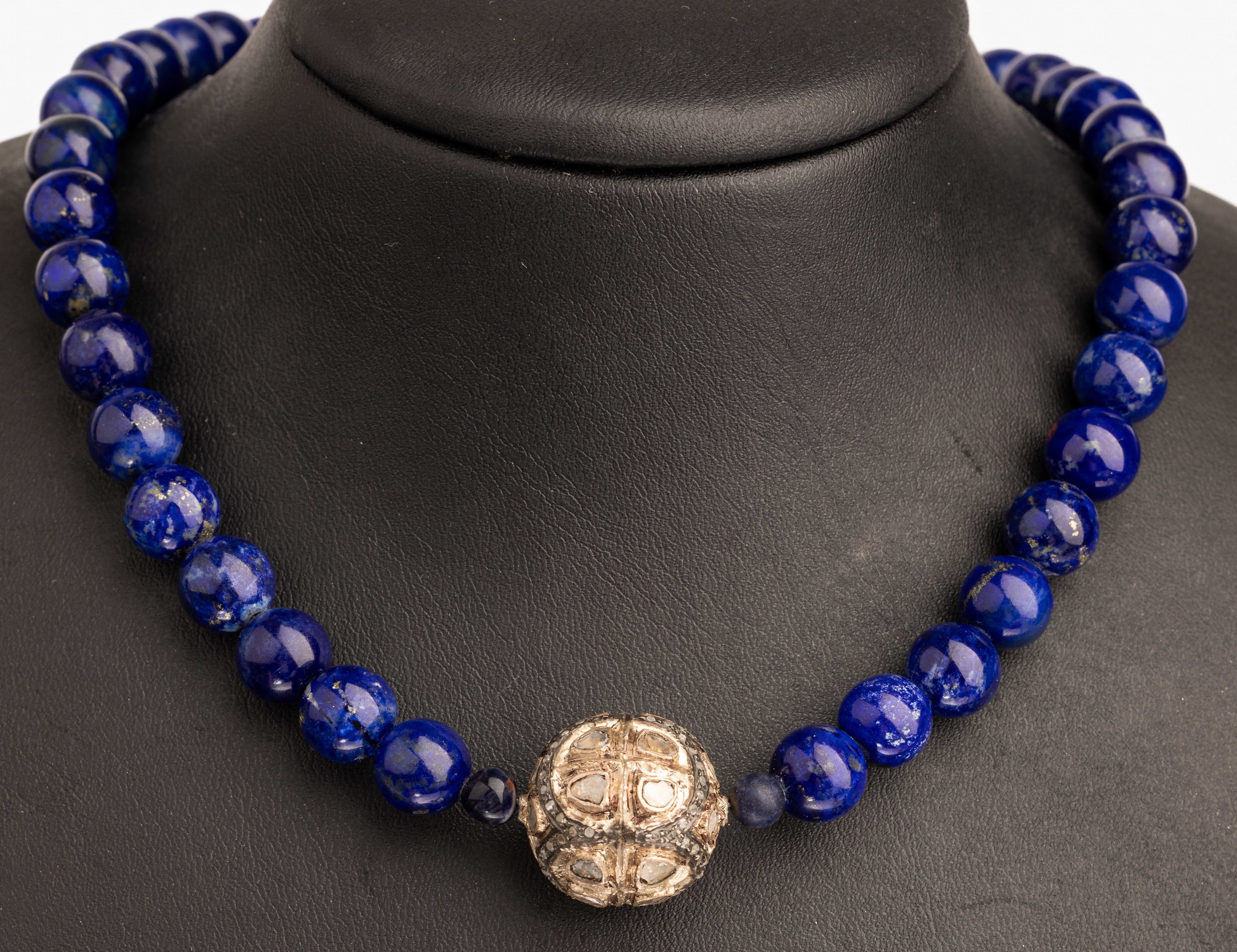 Lapislazuli Collier mit Diamantrosen, Lapiskugeln D. ca. 10 mm, Mittelteil Silber verg., z. T. geschwärzt besetzt mit Diamantrosen, L. ca. 44 cm, ...