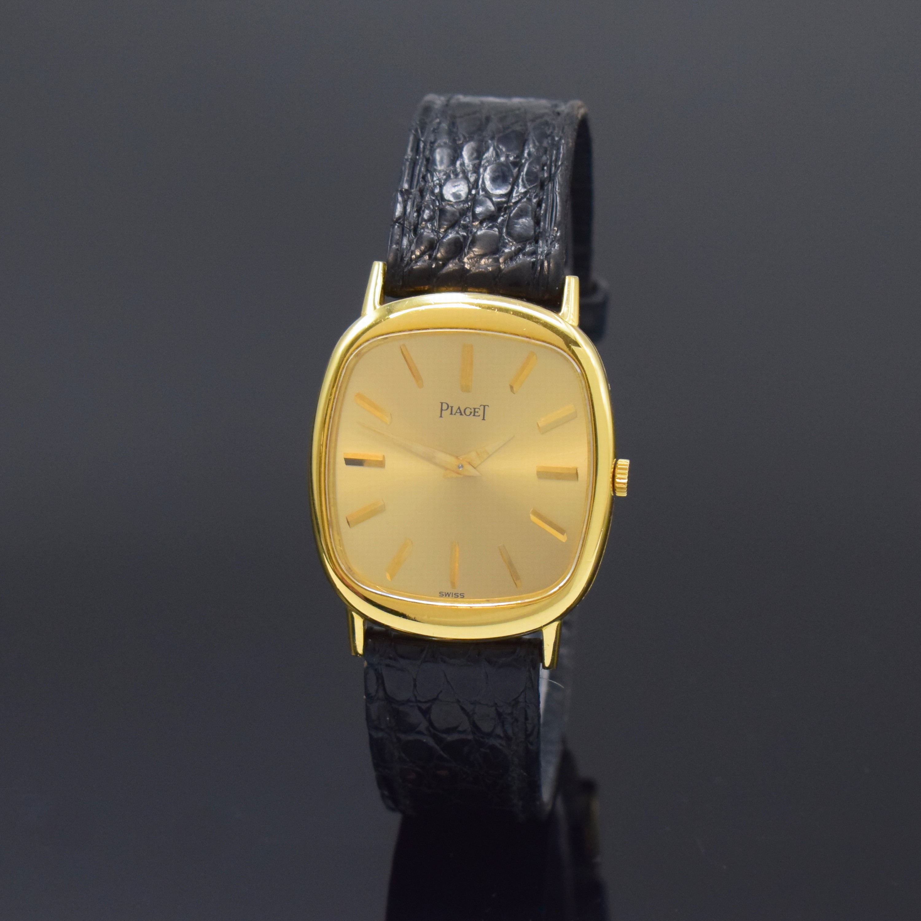 PIAGET Referenz 9454 elegante Armbanduhr in GG 750/000, Schweiz um 1970, Handaufzug, flaches 2-tlg. Geh., Boden 4-fach verschr., gold. Zifferbl., ...