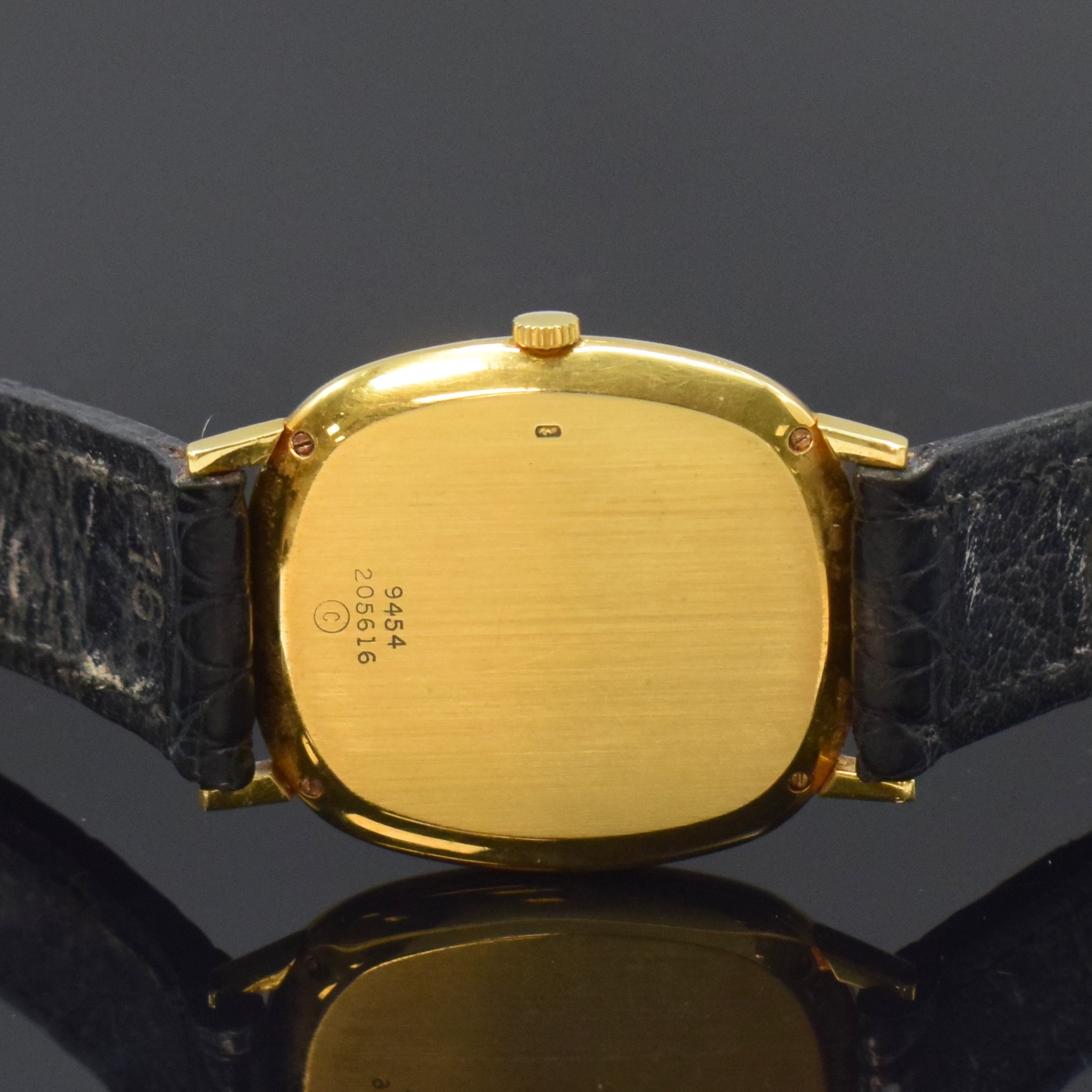 Detail e: PIAGET Referenz 9454 elegante Armbanduhr in GG 750/000, Schweiz um 1970, Handaufzug, flaches 2-tlg. Geh., Boden 4-fach verschr., gold. Zifferbl., ...