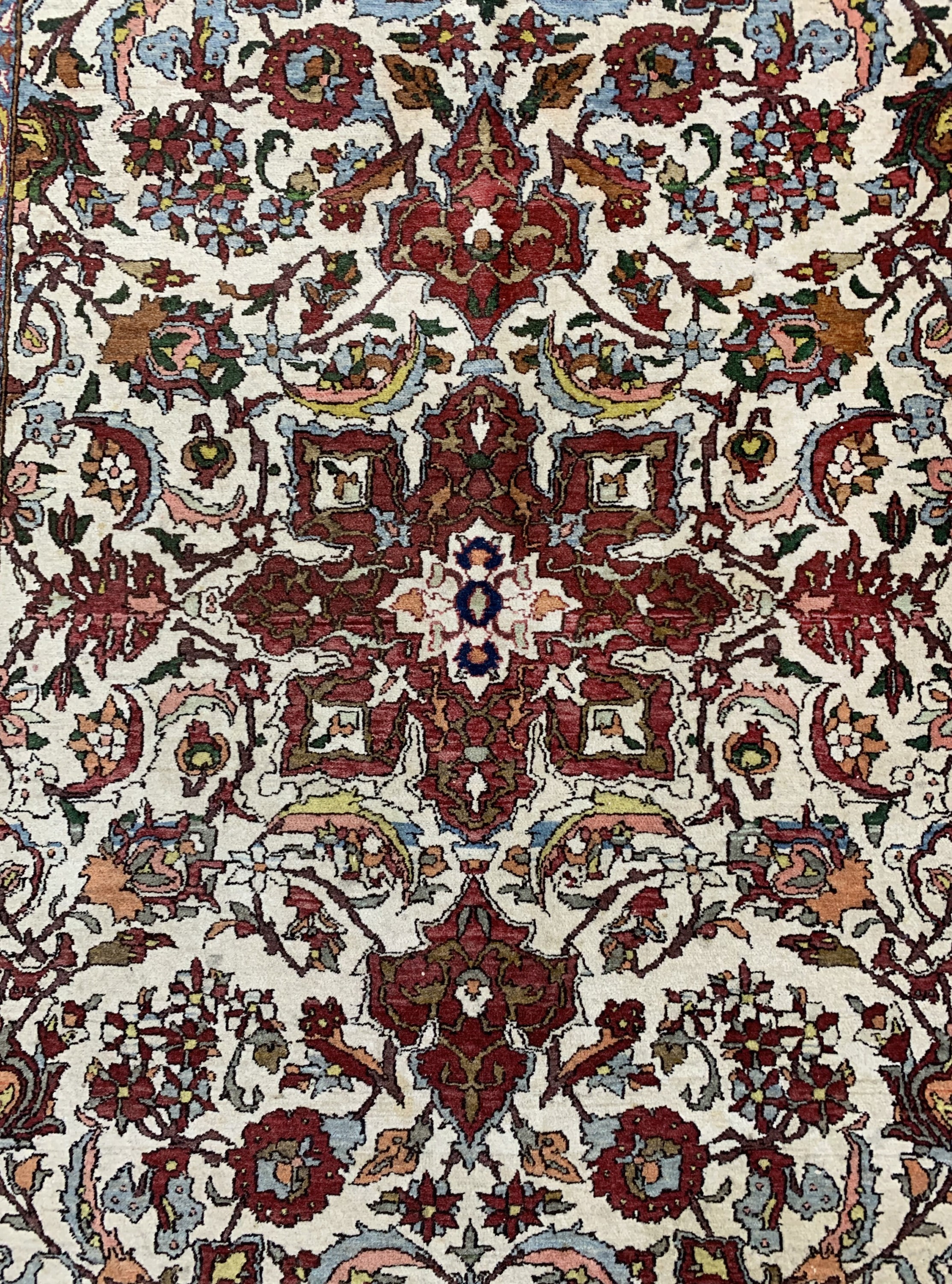 Detail b: Esfahan Mobarake antik, Persien, um 1900, Wolle auf Baumwolle, ca. 222 x 146 cm, alte Mottenfrassstellen, EHZ: 3
