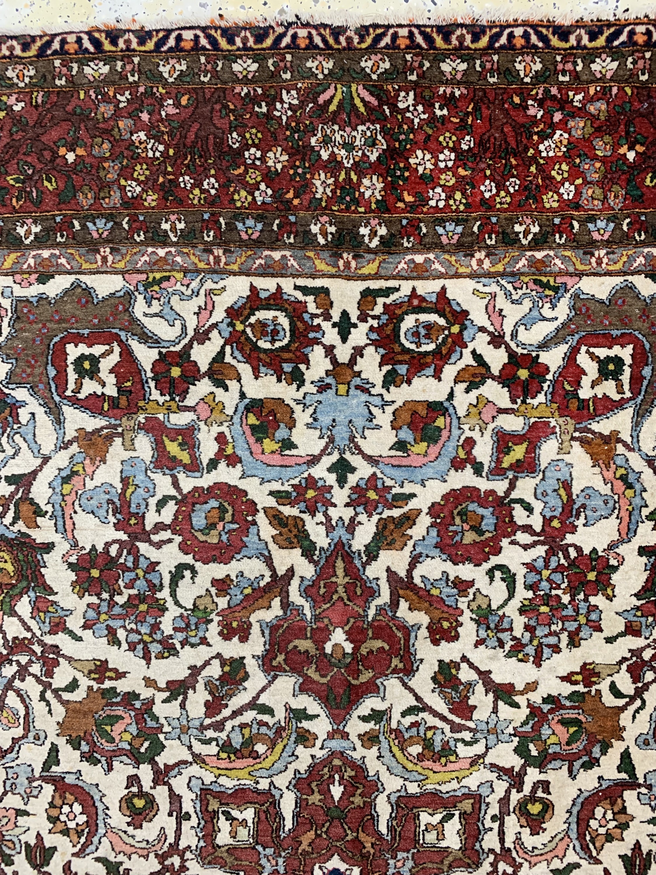 Detail c: Esfahan Mobarake antik, Persien, um 1900, Wolle auf Baumwolle, ca. 222 x 146 cm, alte Mottenfrassstellen, EHZ: 3