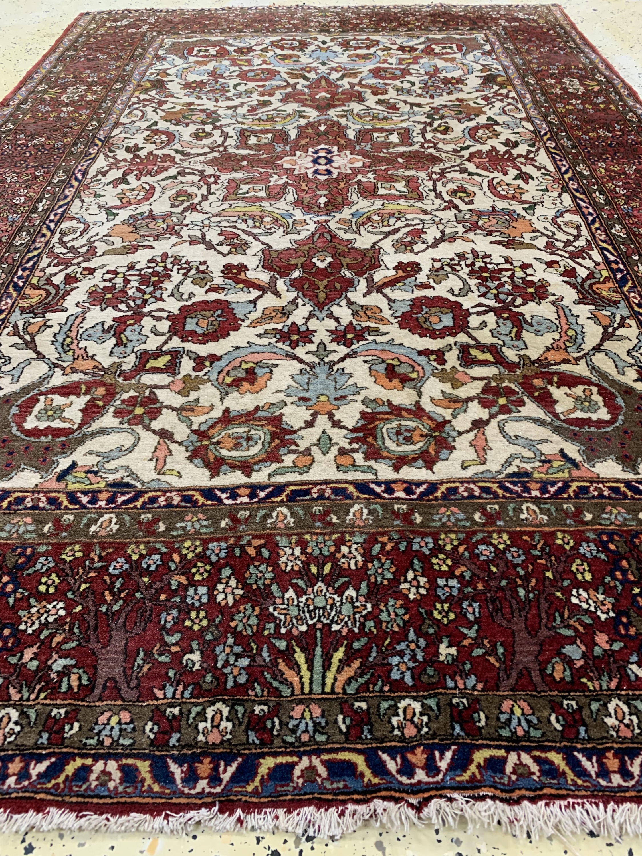 Detail d: Esfahan Mobarake antik, Persien, um 1900, Wolle auf Baumwolle, ca. 222 x 146 cm, alte Mottenfrassstellen, EHZ: 3