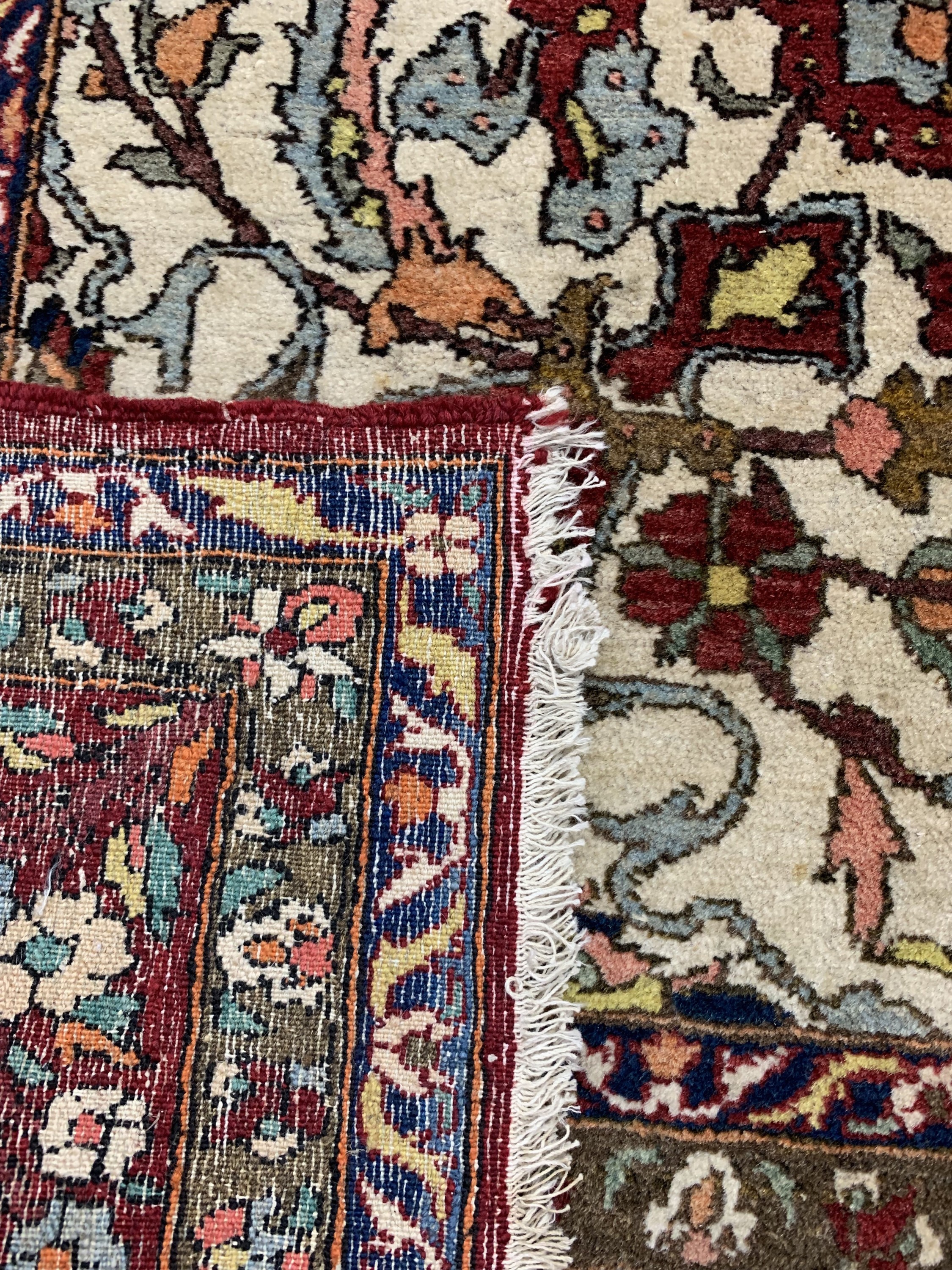 Detail e: Esfahan Mobarake antik, Persien, um 1900, Wolle auf Baumwolle, ca. 222 x 146 cm, alte Mottenfrassstellen, EHZ: 3