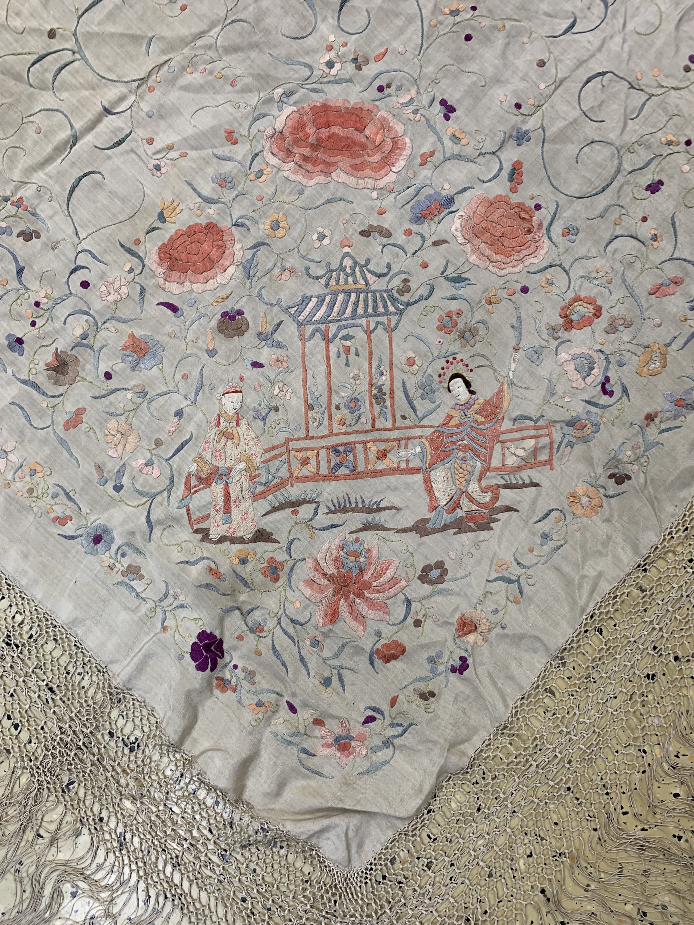 Detail a: Susani alt, China, um 1920/1930, Seidenstickerei, ca. 155 x 150 cm, EHZ: 2(Verschmutzt)