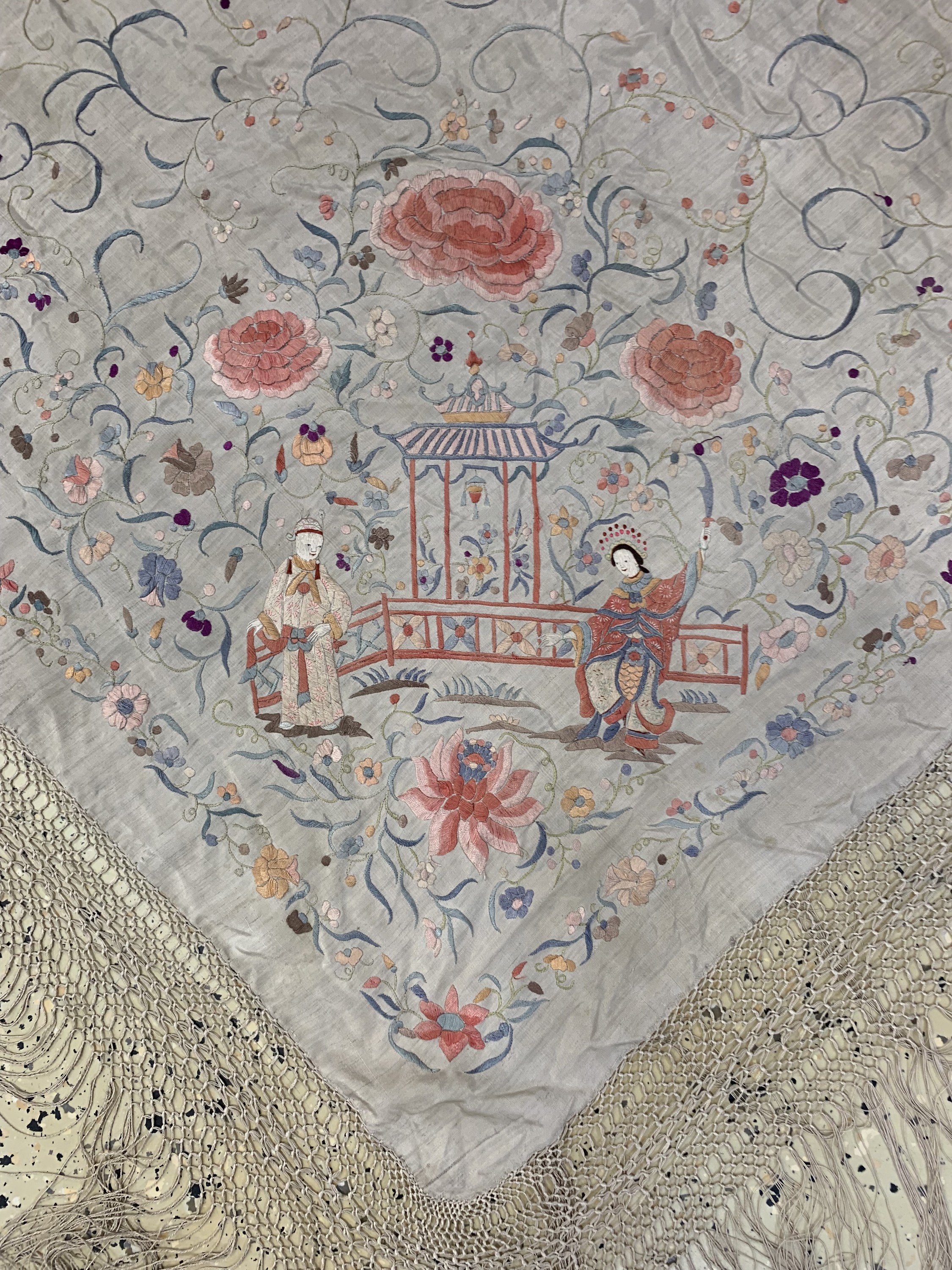Detail b: Susani alt, China, um 1920/1930, Seidenstickerei, ca. 155 x 150 cm, EHZ: 2(Verschmutzt)