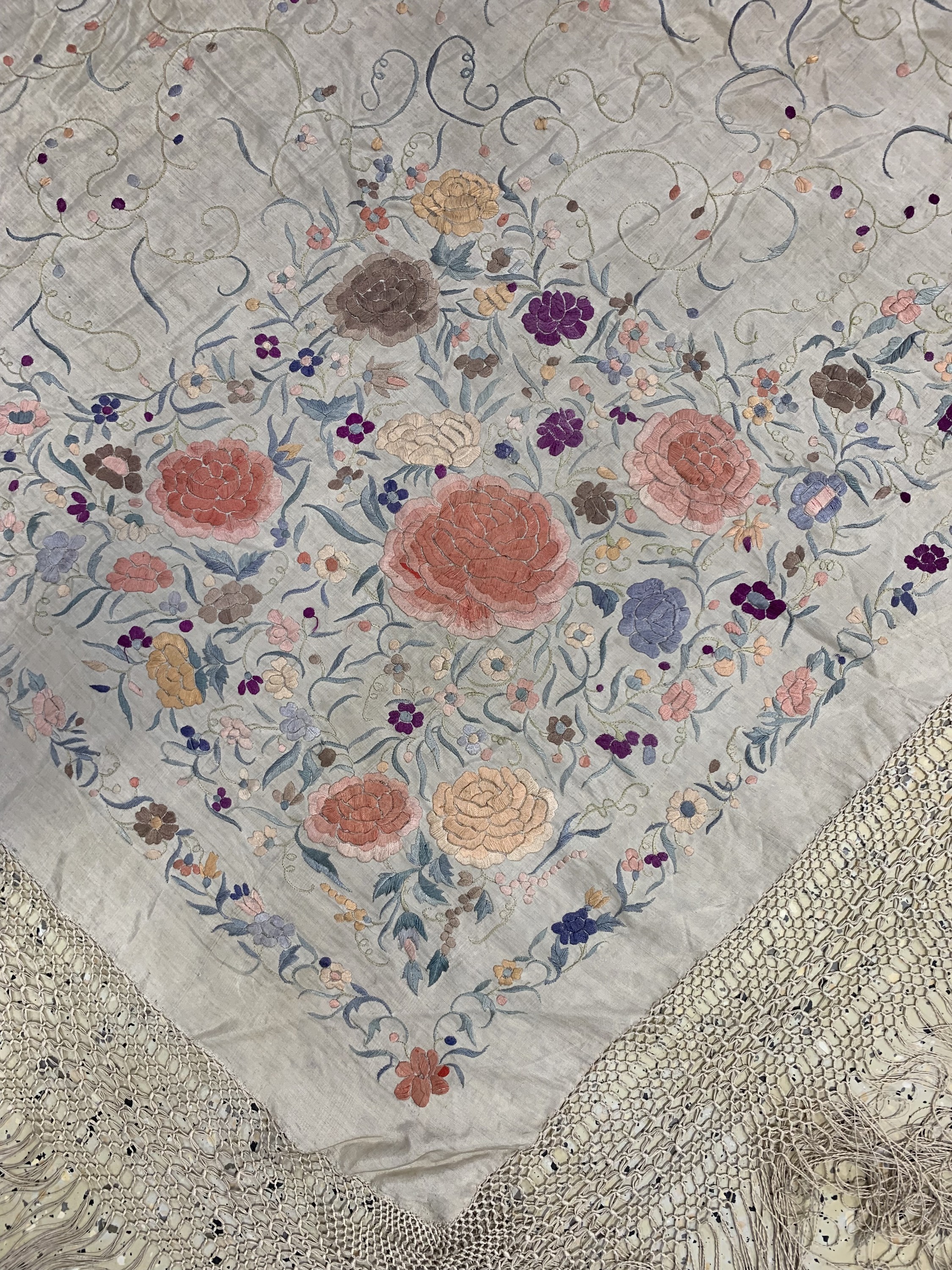 Detail c: Susani alt, China, um 1920/1930, Seidenstickerei, ca. 155 x 150 cm, EHZ: 2(Verschmutzt)
