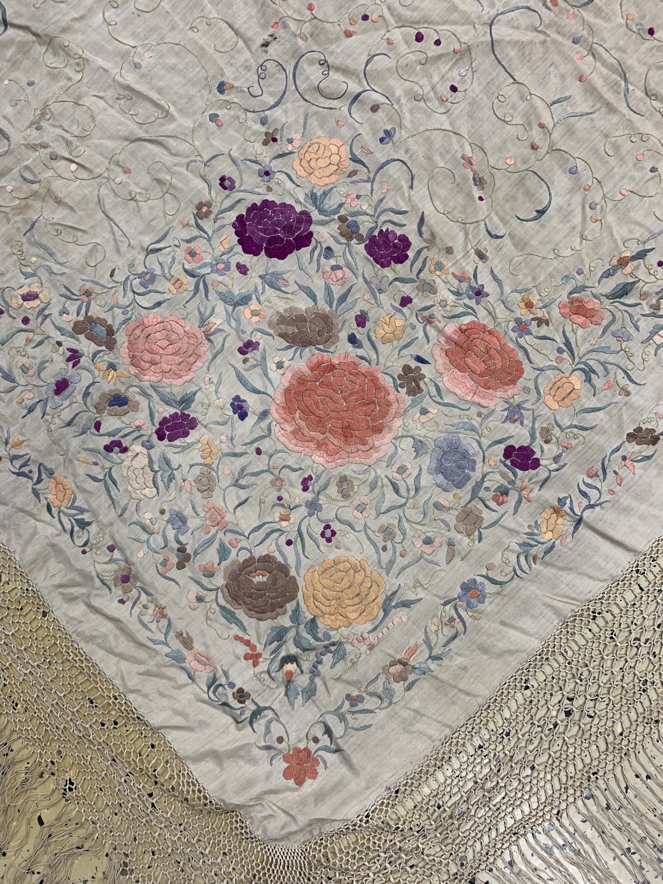 Detail d: Susani alt, China, um 1920/1930, Seidenstickerei, ca. 155 x 150 cm, EHZ: 2(Verschmutzt)
