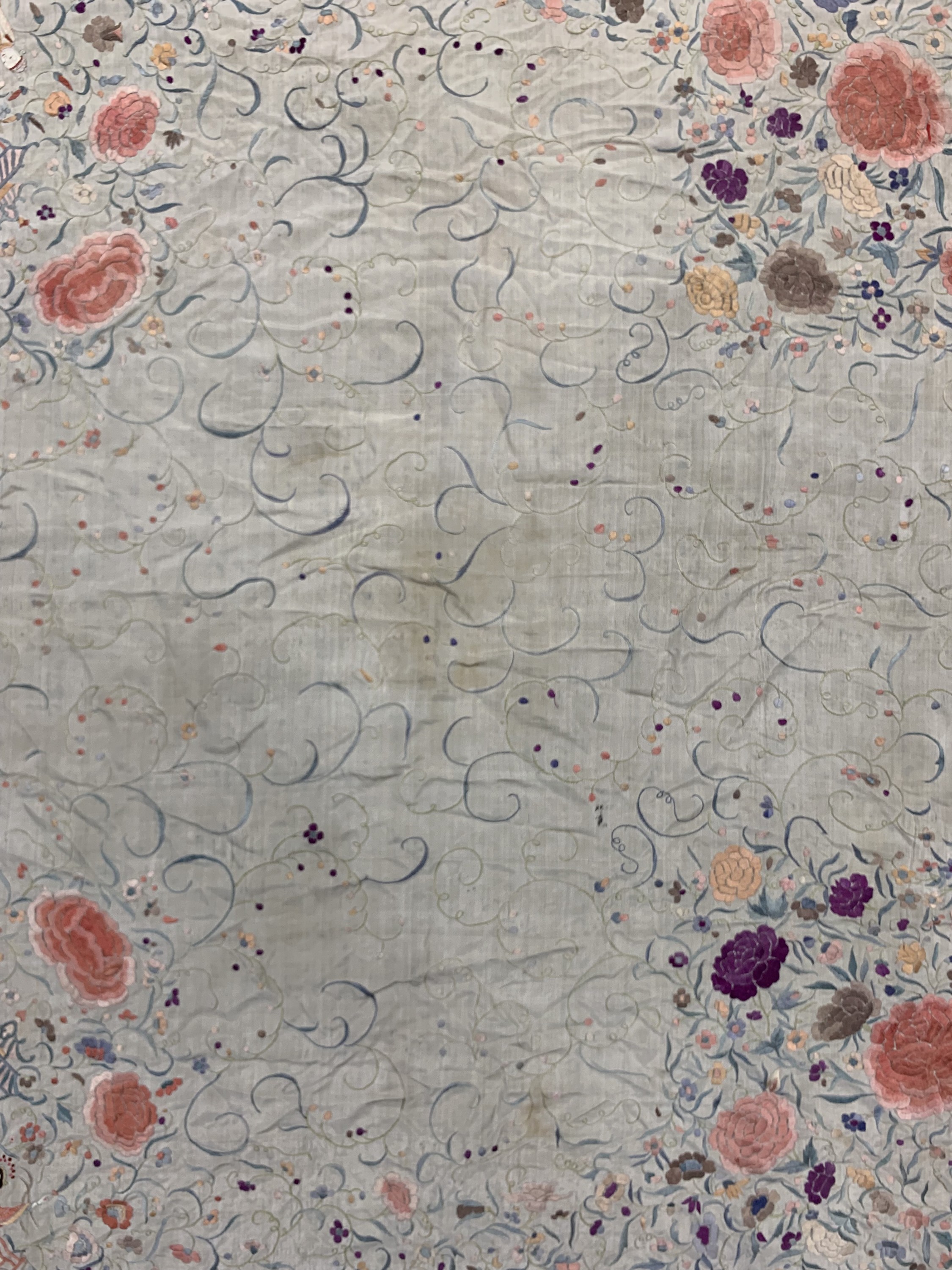 Detail e: Susani alt, China, um 1920/1930, Seidenstickerei, ca. 155 x 150 cm, EHZ: 2(Verschmutzt)
