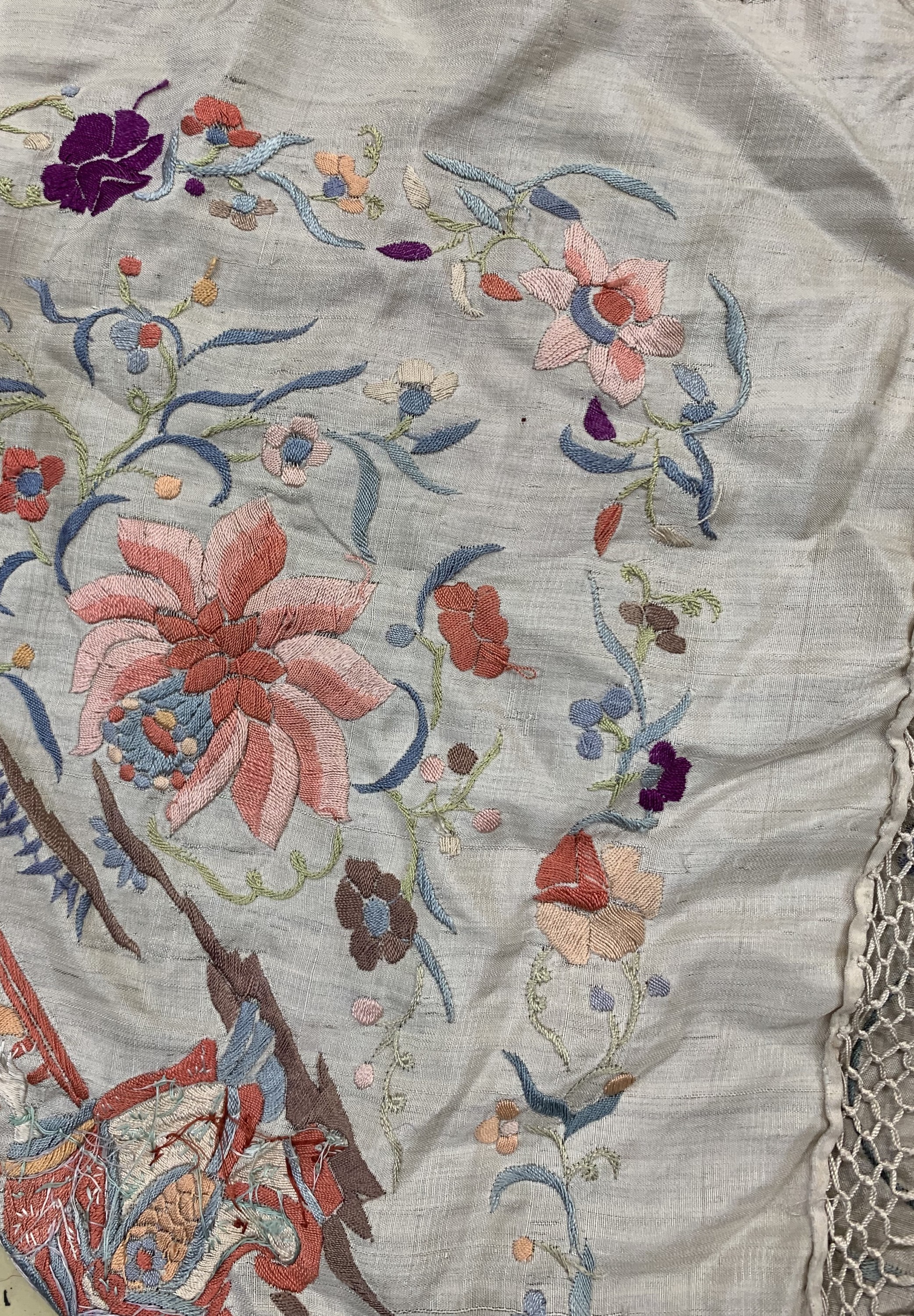 Detail f: Susani alt, China, um 1920/1930, Seidenstickerei, ca. 155 x 150 cm, EHZ: 2(Verschmutzt)