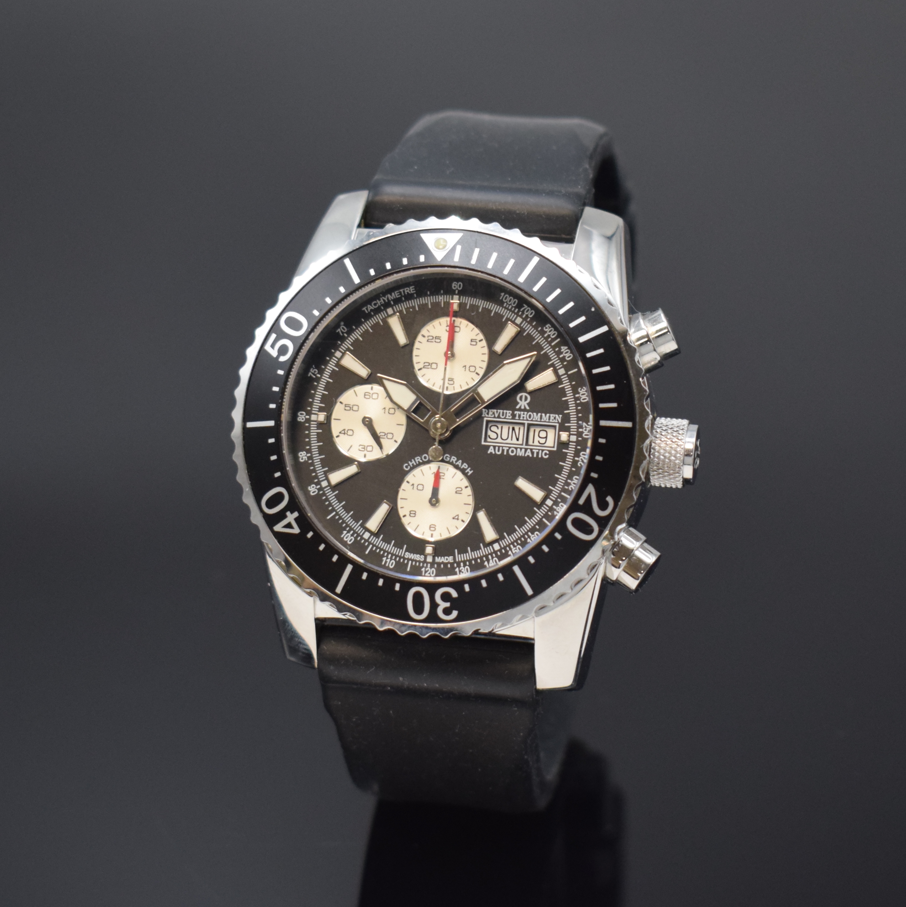 REVUE THOMMEN Armbandchronograph in Stahl, Schweiz um 2010, Automatik, Boden u. Krone verschr., Kautschukband m. orig. Dornschl., Saphirglas, ...