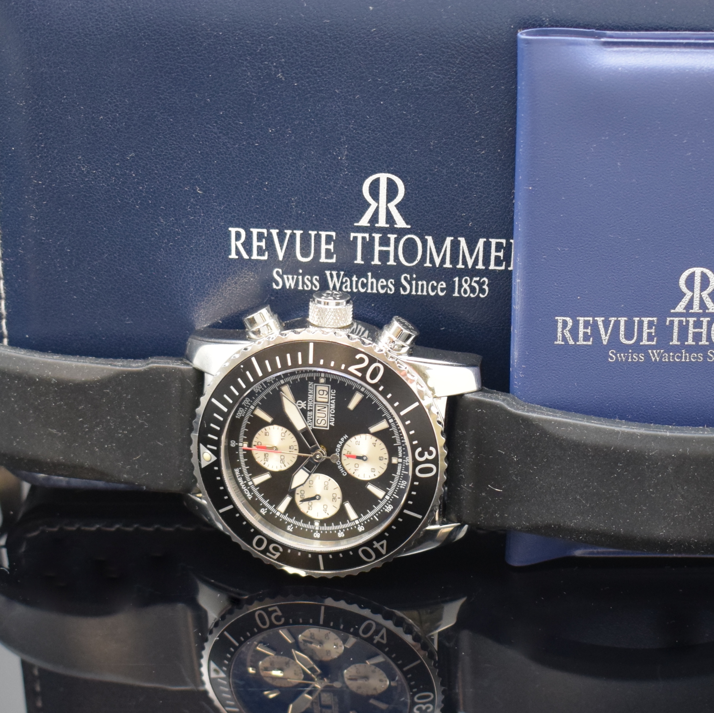 Detail e: REVUE THOMMEN Armbandchronograph in Stahl, Schweiz um 2010, Automatik, Boden u. Krone verschr., Kautschukband m. orig. Dornschl., Saphirglas, ...