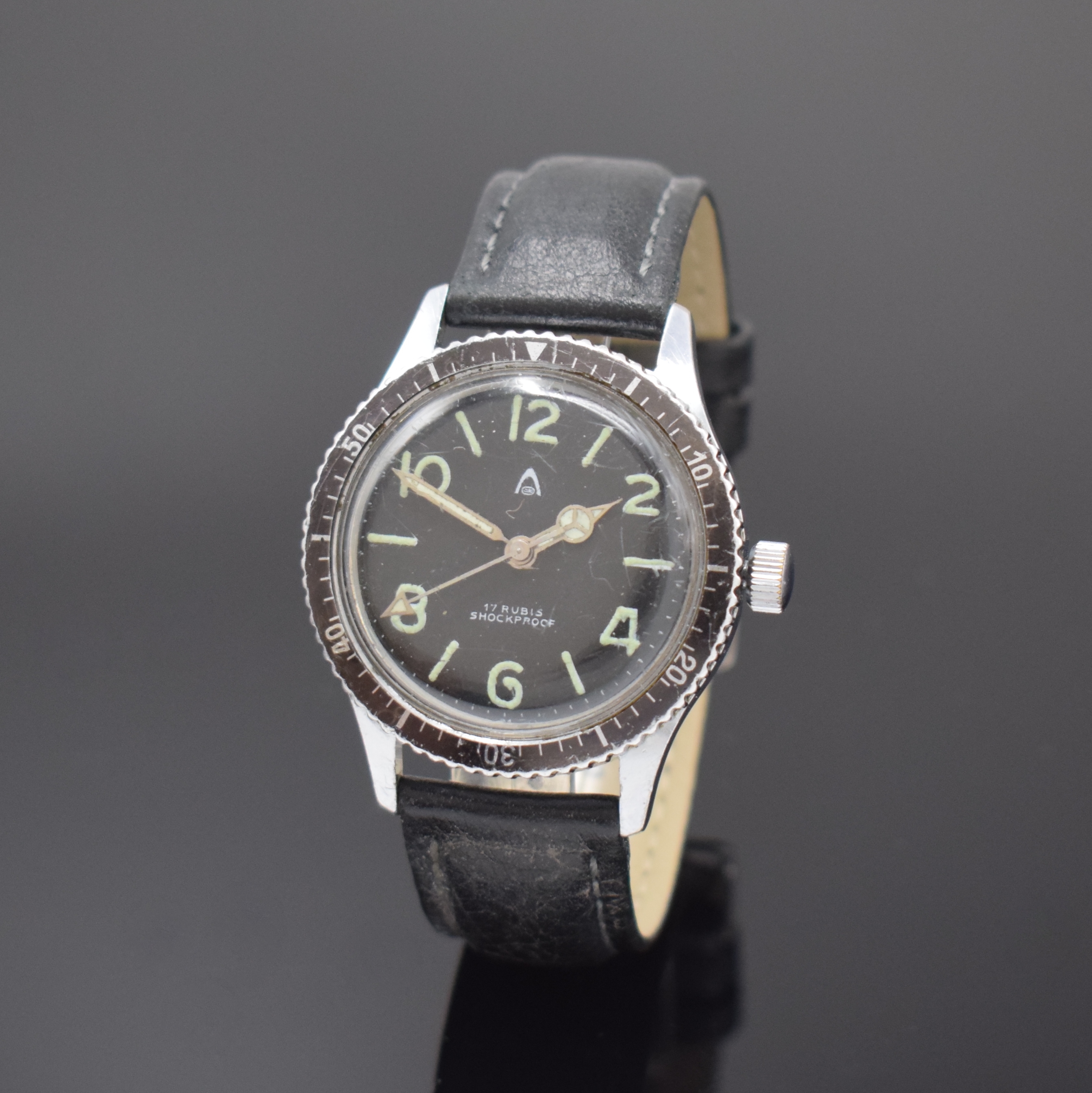 Sportliche verchromte Armbanduhr mit Drehlünette, Schweiz um 1965, Handaufzug, Stahlboden verschr., Lünette beids. drehb., schwarzes Zifferbl. m. ...