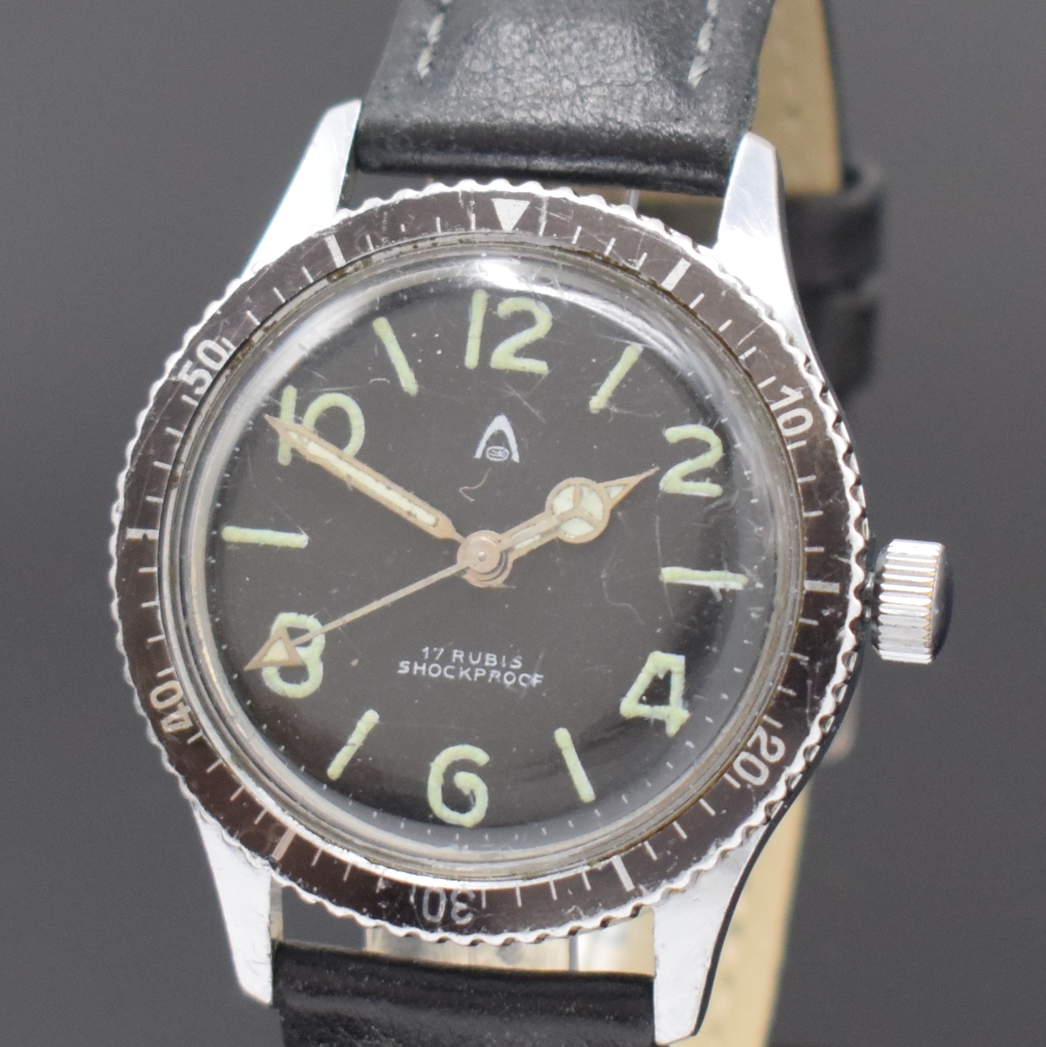 Detail a: Sportliche verchromte Armbanduhr mit Drehlünette, Schweiz um 1965, Handaufzug, Stahlboden verschr., Lünette beids. drehb., schwarzes Zifferbl. m. ...