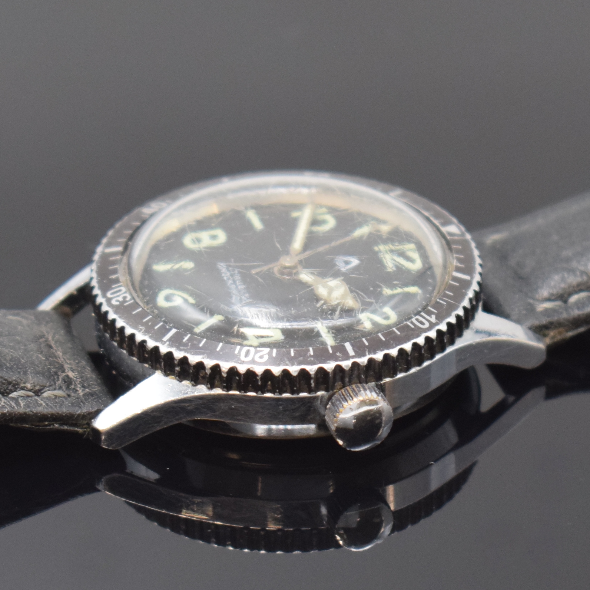 Detail b: Sportliche verchromte Armbanduhr mit Drehlünette, Schweiz um 1965, Handaufzug, Stahlboden verschr., Lünette beids. drehb., schwarzes Zifferbl. m. ...