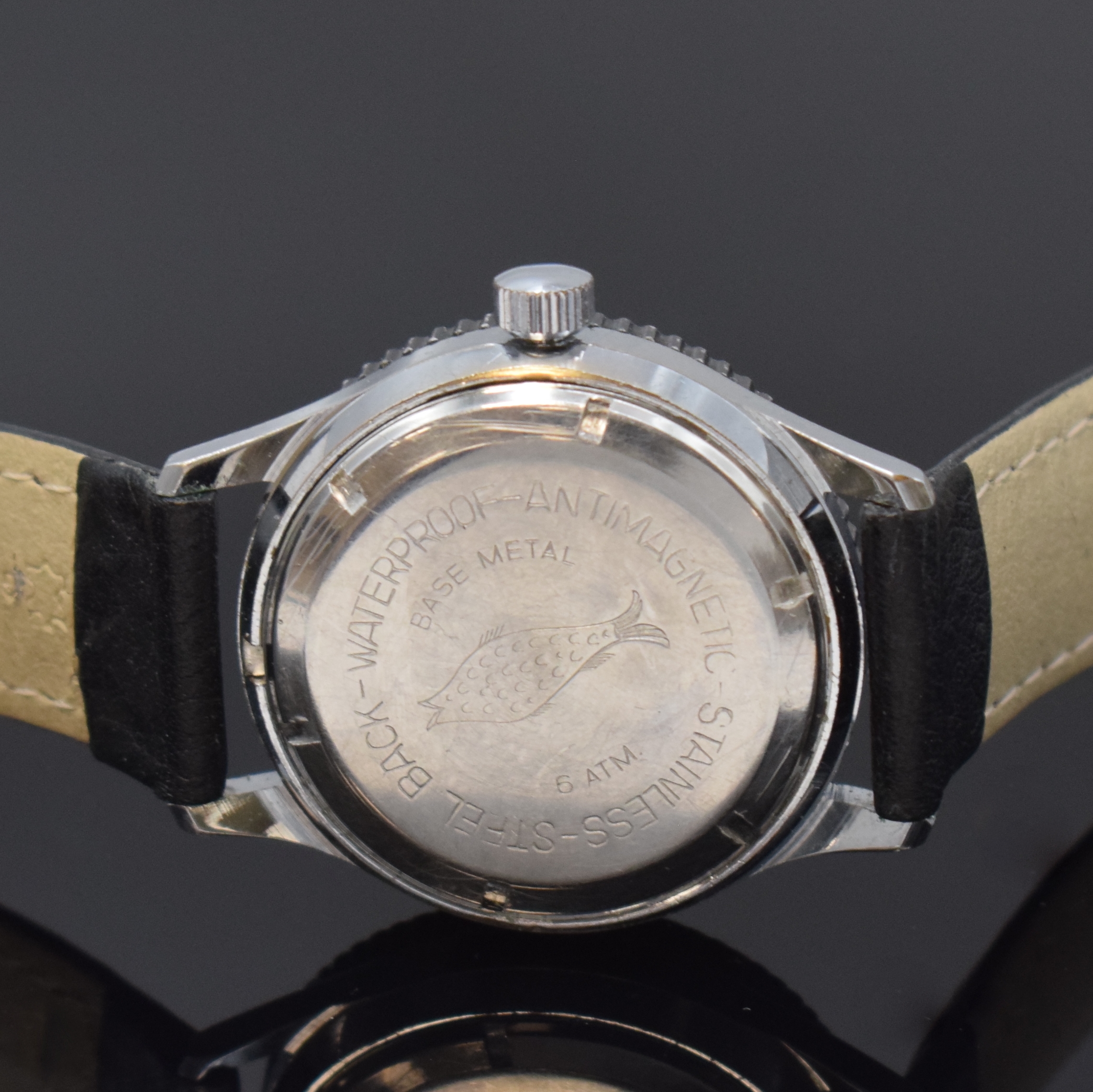 Detail c: Sportliche verchromte Armbanduhr mit Drehlünette, Schweiz um 1965, Handaufzug, Stahlboden verschr., Lünette beids. drehb., schwarzes Zifferbl. m. ...