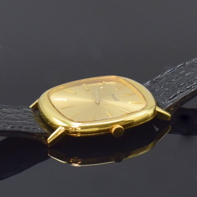26785153d - PIAGET reference 9454 elegant 18k yellow gold wristwatch, Switzerland around 1970, manual winding, thin two piece construction case, case back screwed-down 4-times, gilded dial, applied gilded indices, gilded dauphine hands, nickel plated movement calibre 9P, 18 jewels, leather strap with original 18k yellow gold buckle, measures approx. 31 x 27 mm, condition 2, property of a collector