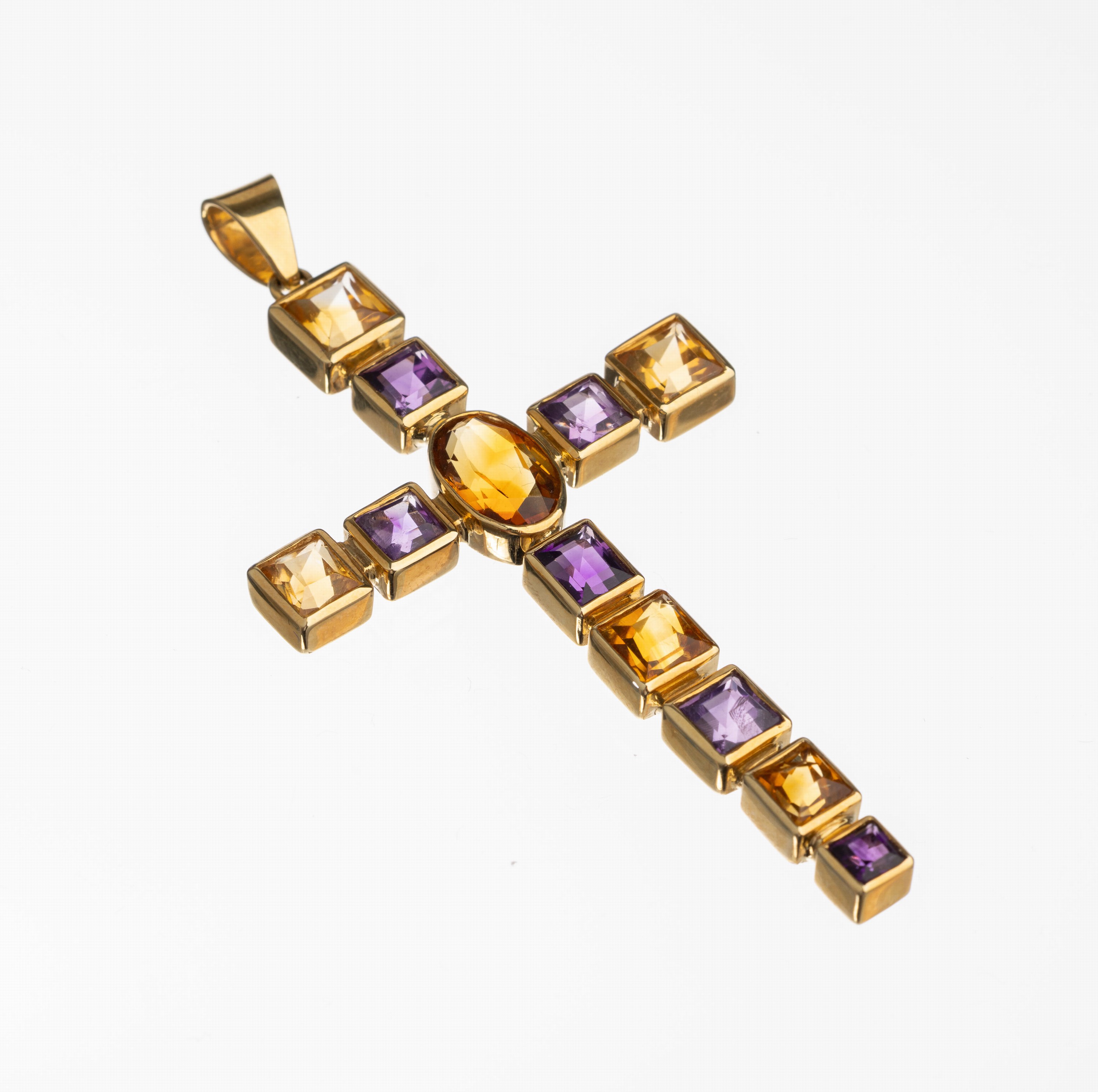 14 kt Gold Farbstein Kreuzanhänger, GG 585/000, ovalfacett. Citrin ca. 1.60 ct, 5 facett. Citrincarrees zus. ca. 4.00 ct, 6 Amethystcarrees zus. ...