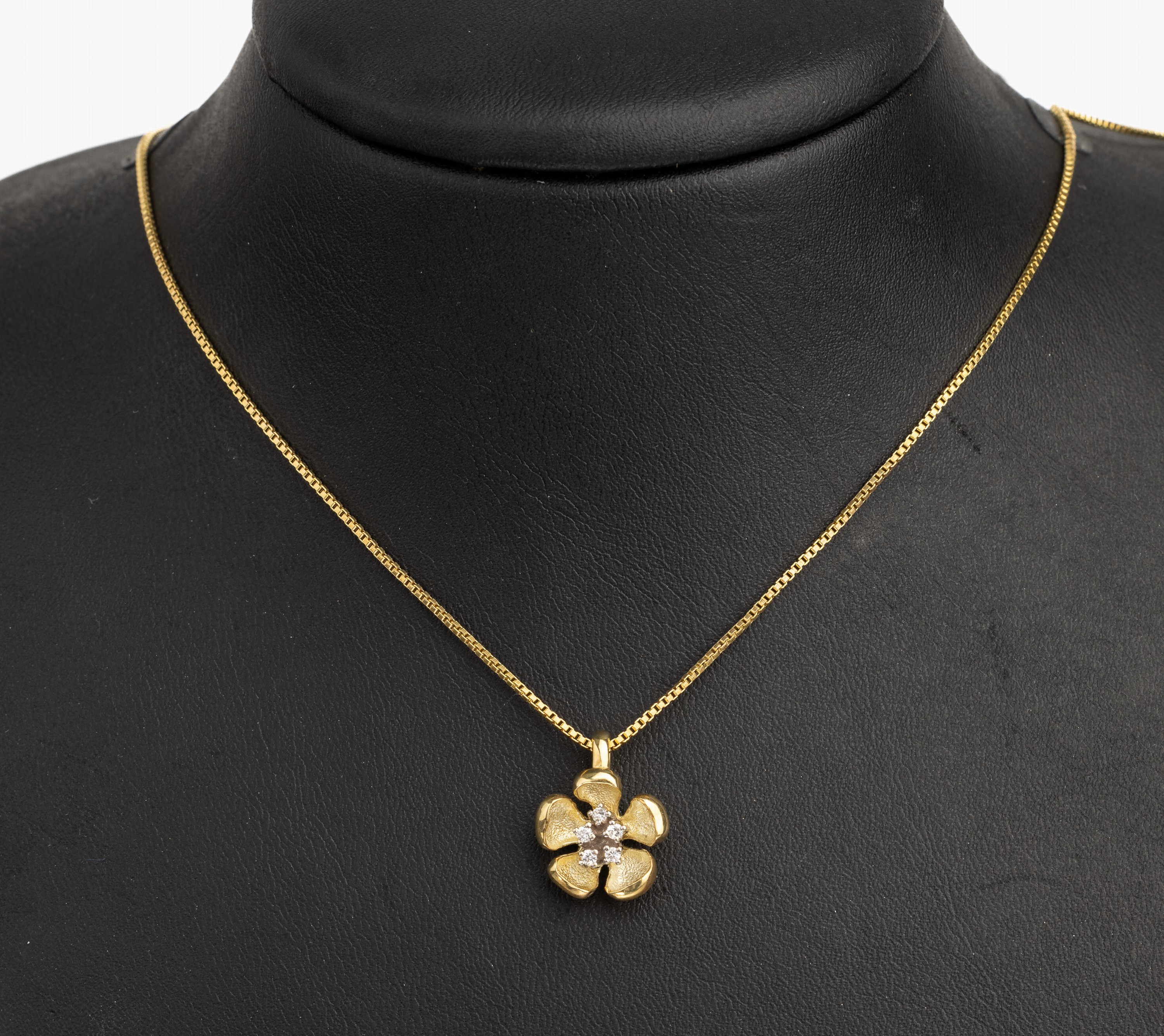14 kt Gold Brillant Anhänger, an Kette, GG 585/000, Blütenanhänger mit 5 Brillanten zus. ca. 0.10 ct Weiß/si, Kette L. ca. 60 cm, ...