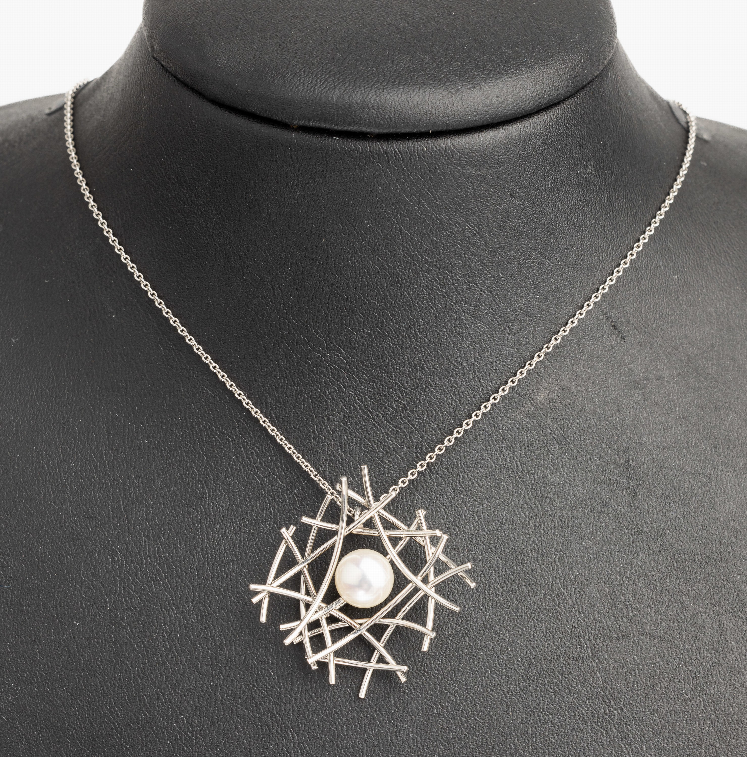 Platin Zuchtperl Anhänger, an Kette, Platin950, geometrischer Anhänger mit weißer Süß- wasserzuchtperle ca. 8 mm, an Kette L. ca. 42 cm, ...