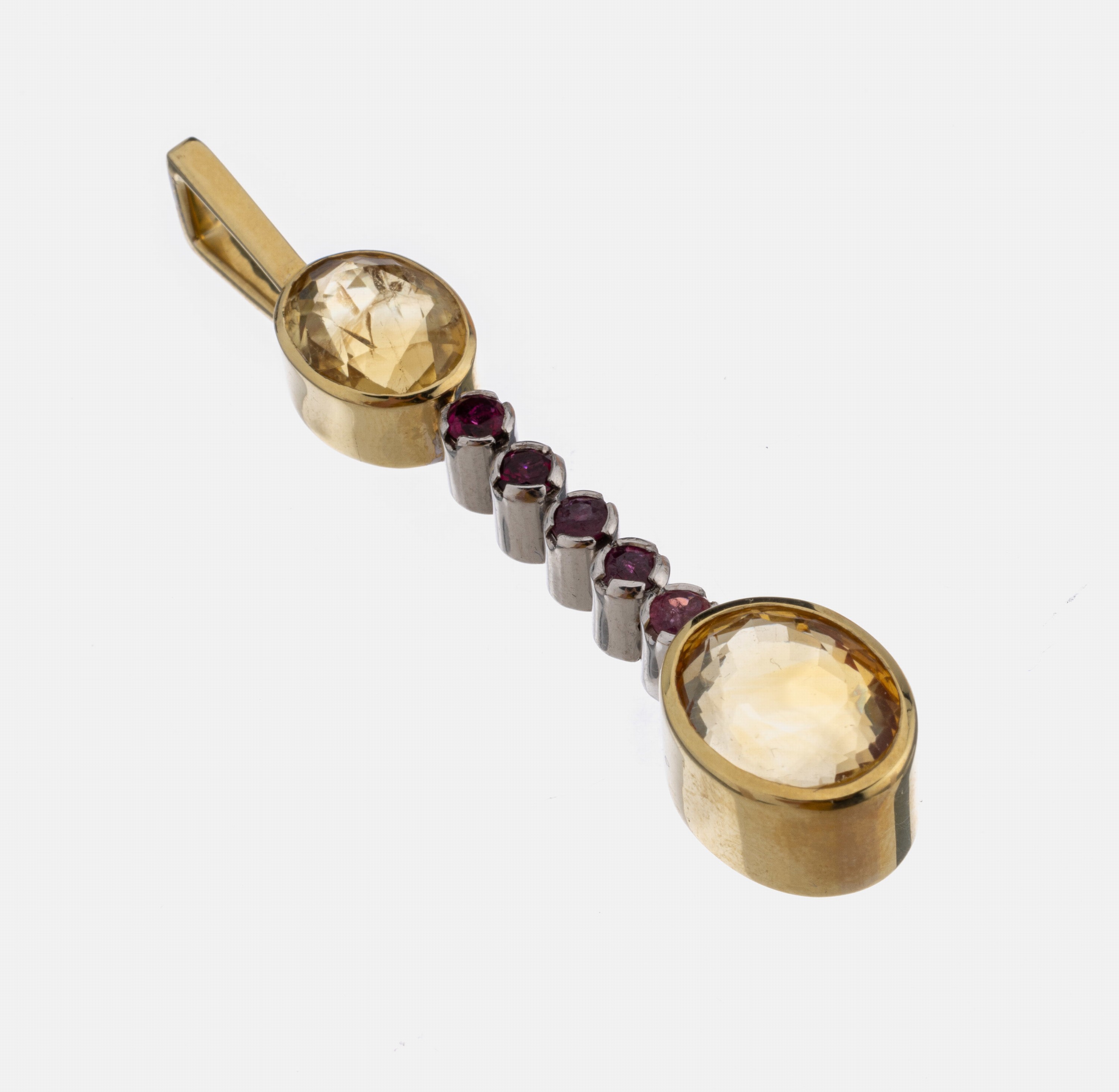 14 kt Gold Farbstein Anhänger, GG/WG 585/ 000, 2 ovalfacett. Citrine zus. ca. 9.0 ct, mit nat. Einschlüssen, 5 rundfacett. Rubine zus. ca. 0.80 ...