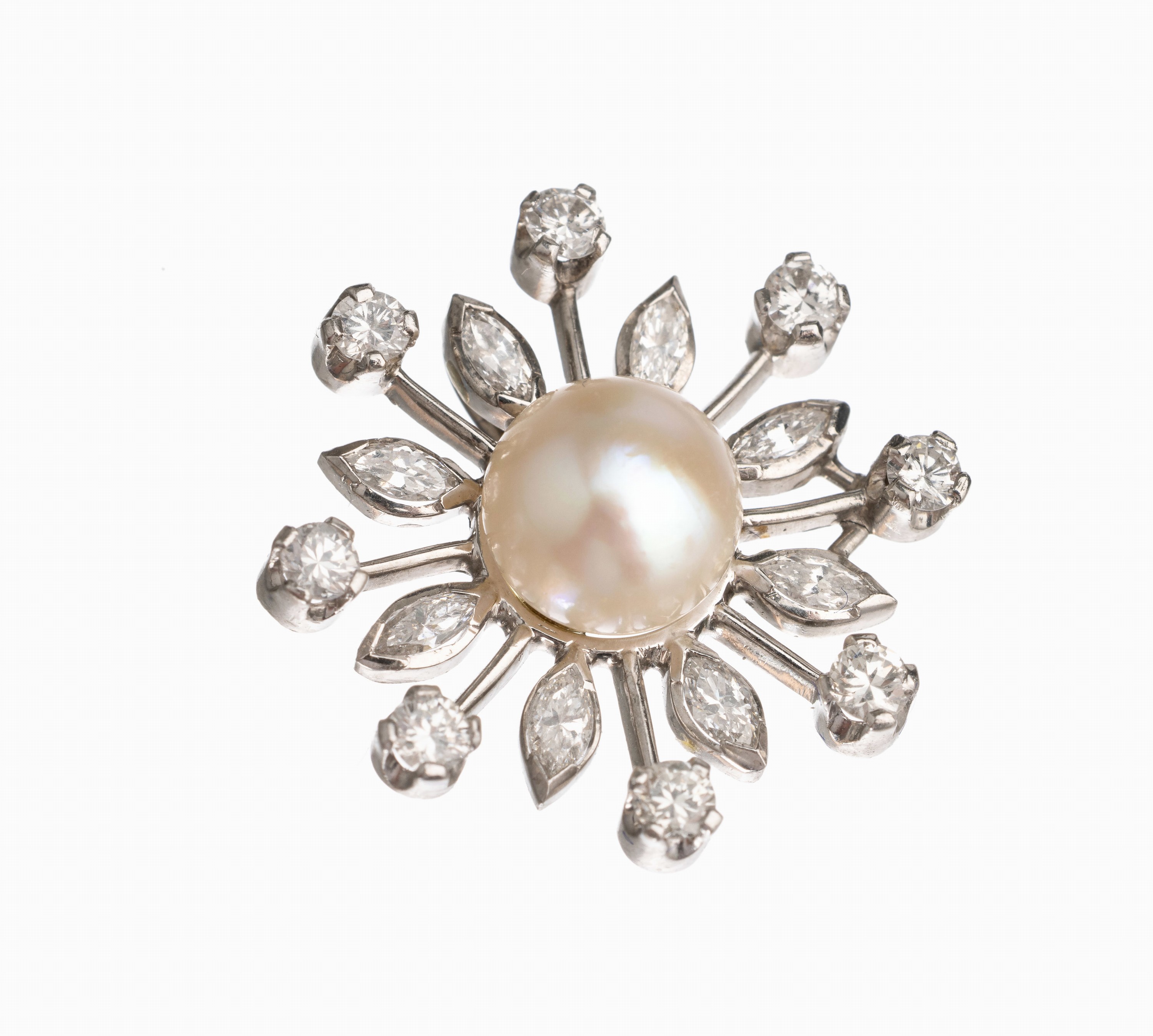 14 kt Gold Zuchtperl-Diamant-Anhänger, WG 585/000, blütenförm., mittig weiße Zuchtperle ca. 7.5 mm, 8 Brillanten und 8 Diamantnavetteszus. ca. ...