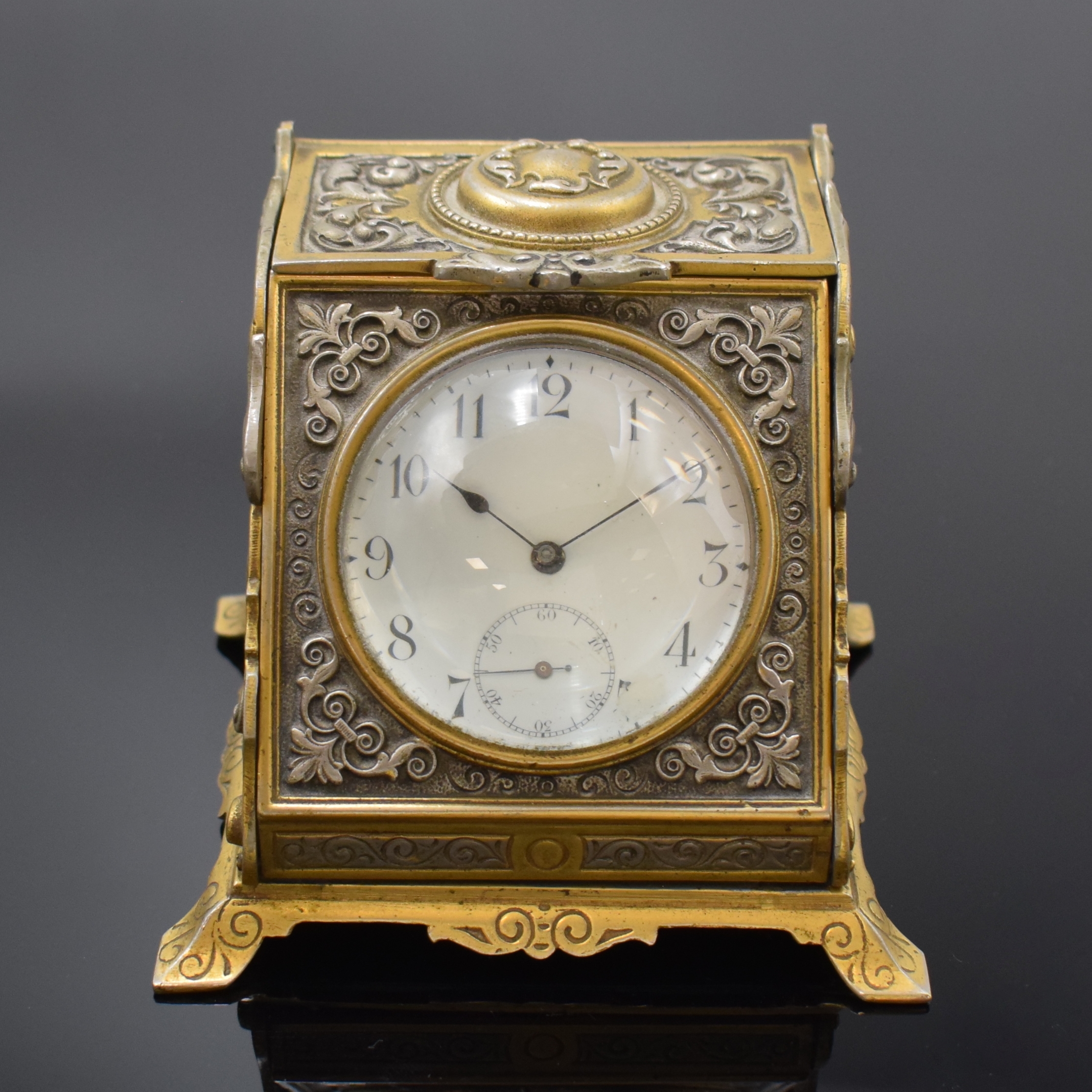 Ausgefallener Uhrenständer in Form einer Dose mit Lupenglas und offener Silbertaschenuhr, Schweiz um 1890/1910, floral grav. Uhrenständer in Nickel ...