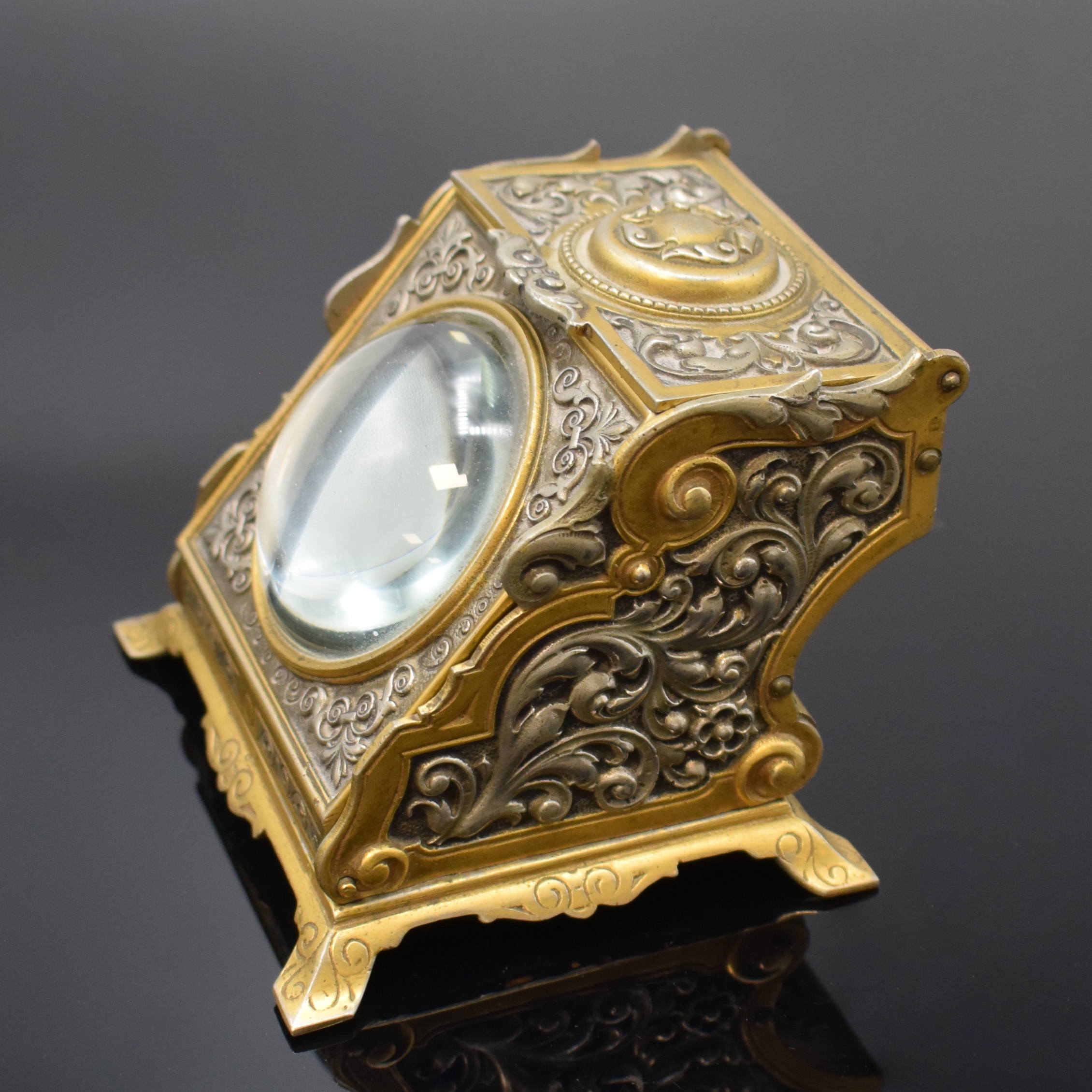 Detail c: Ausgefallener Uhrenständer in Form einer Dose mit Lupenglas und offener Silbertaschenuhr, Schweiz um 1890/1910, floral grav. Uhrenständer in Nickel ...