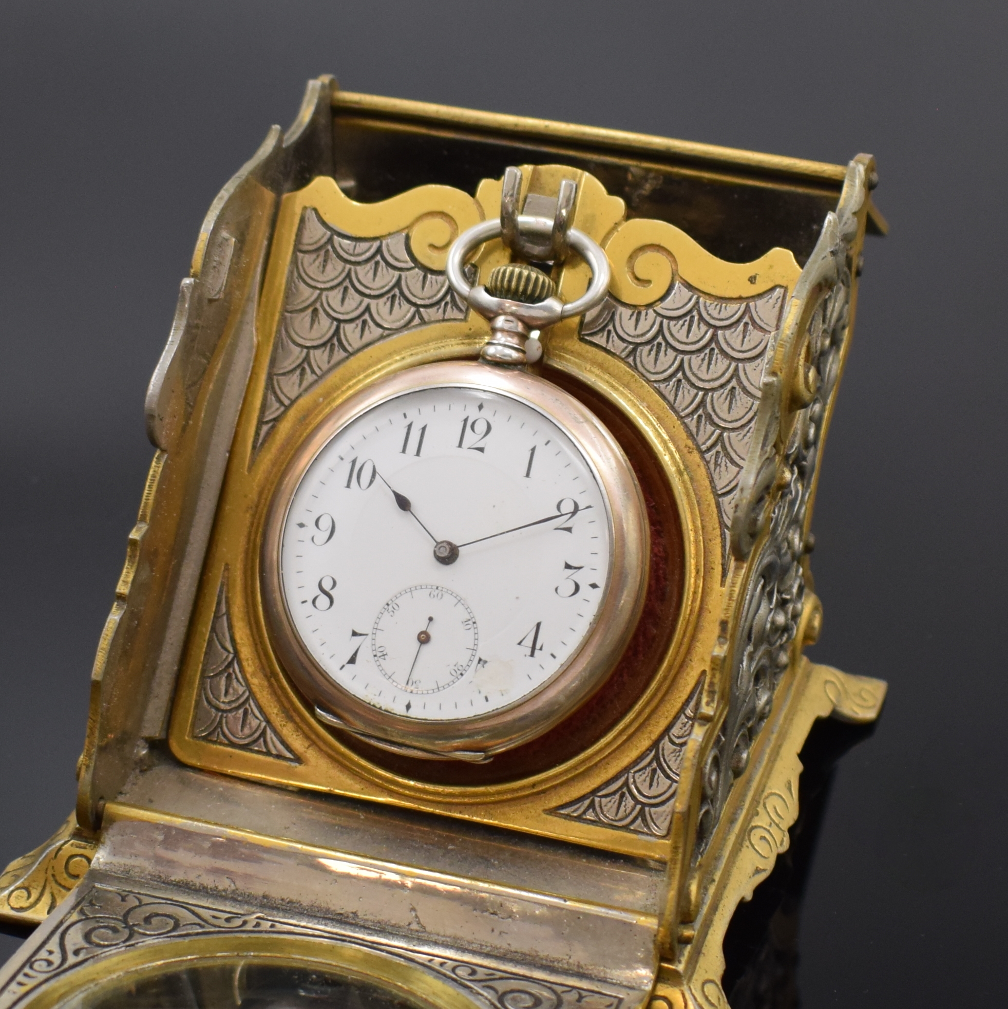 Detail d: Ausgefallener Uhrenständer in Form einer Dose mit Lupenglas und offener Silbertaschenuhr, Schweiz um 1890/1910, floral grav. Uhrenständer in Nickel ...