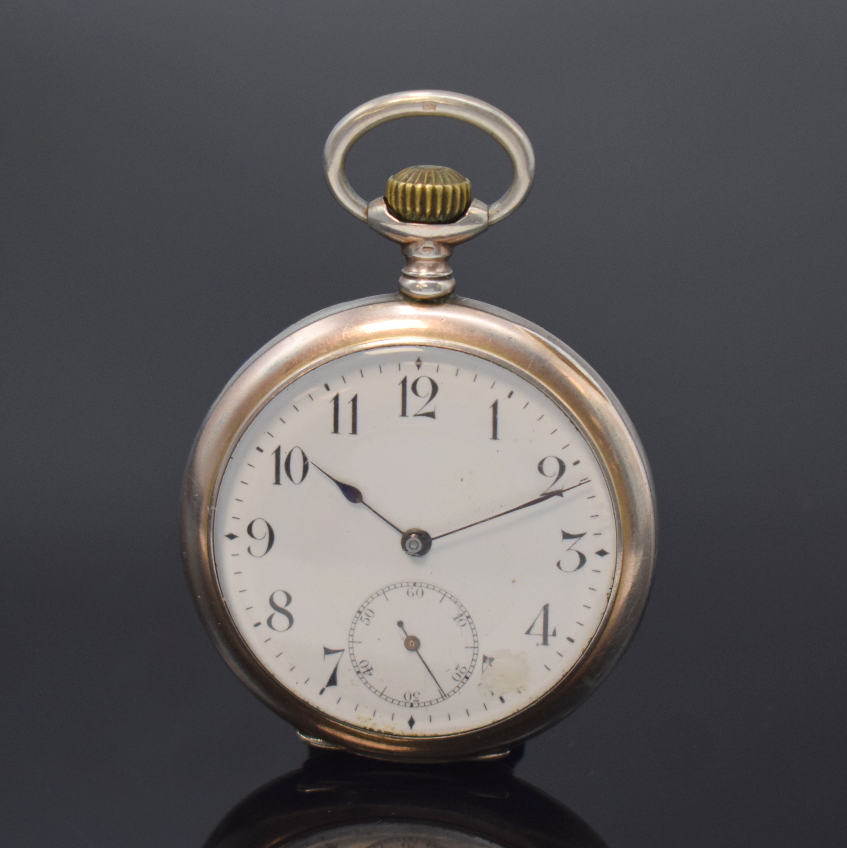 Detail e: Ausgefallener Uhrenständer in Form einer Dose mit Lupenglas und offener Silbertaschenuhr, Schweiz um 1890/1910, floral grav. Uhrenständer in Nickel ...