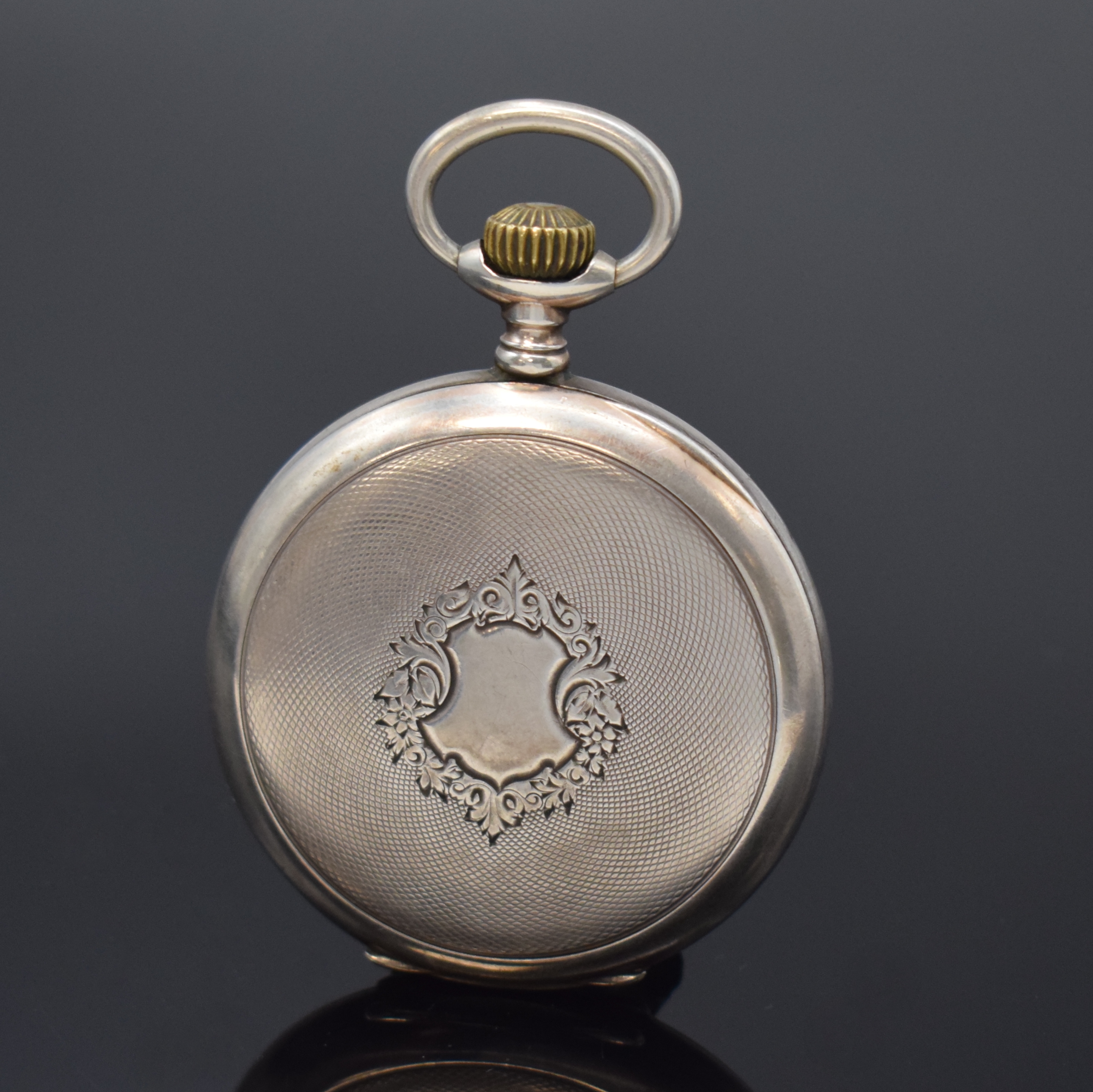 Detail f: Ausgefallener Uhrenständer in Form einer Dose mit Lupenglas und offener Silbertaschenuhr, Schweiz um 1890/1910, floral grav. Uhrenständer in Nickel ...