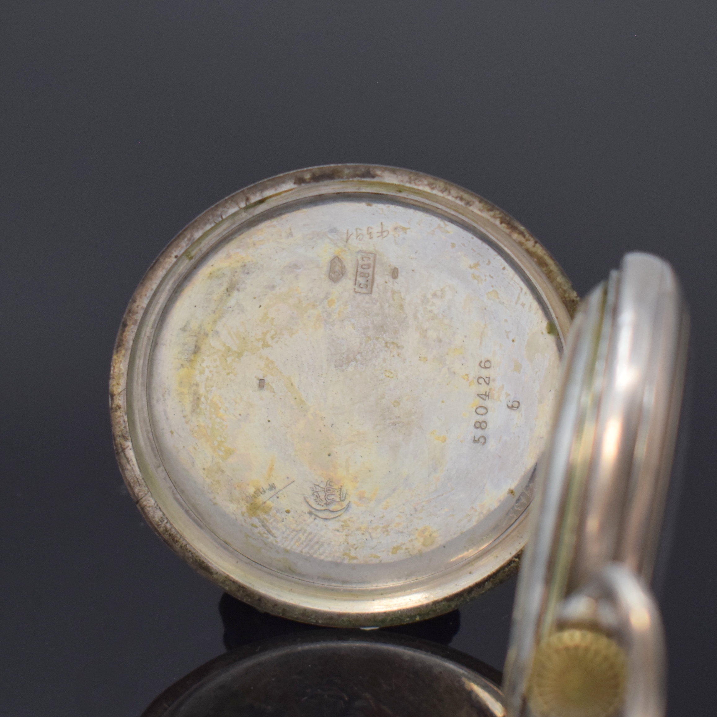 Detail g: Ausgefallener Uhrenständer in Form einer Dose mit Lupenglas und offener Silbertaschenuhr, Schweiz um 1890/1910, floral grav. Uhrenständer in Nickel ...