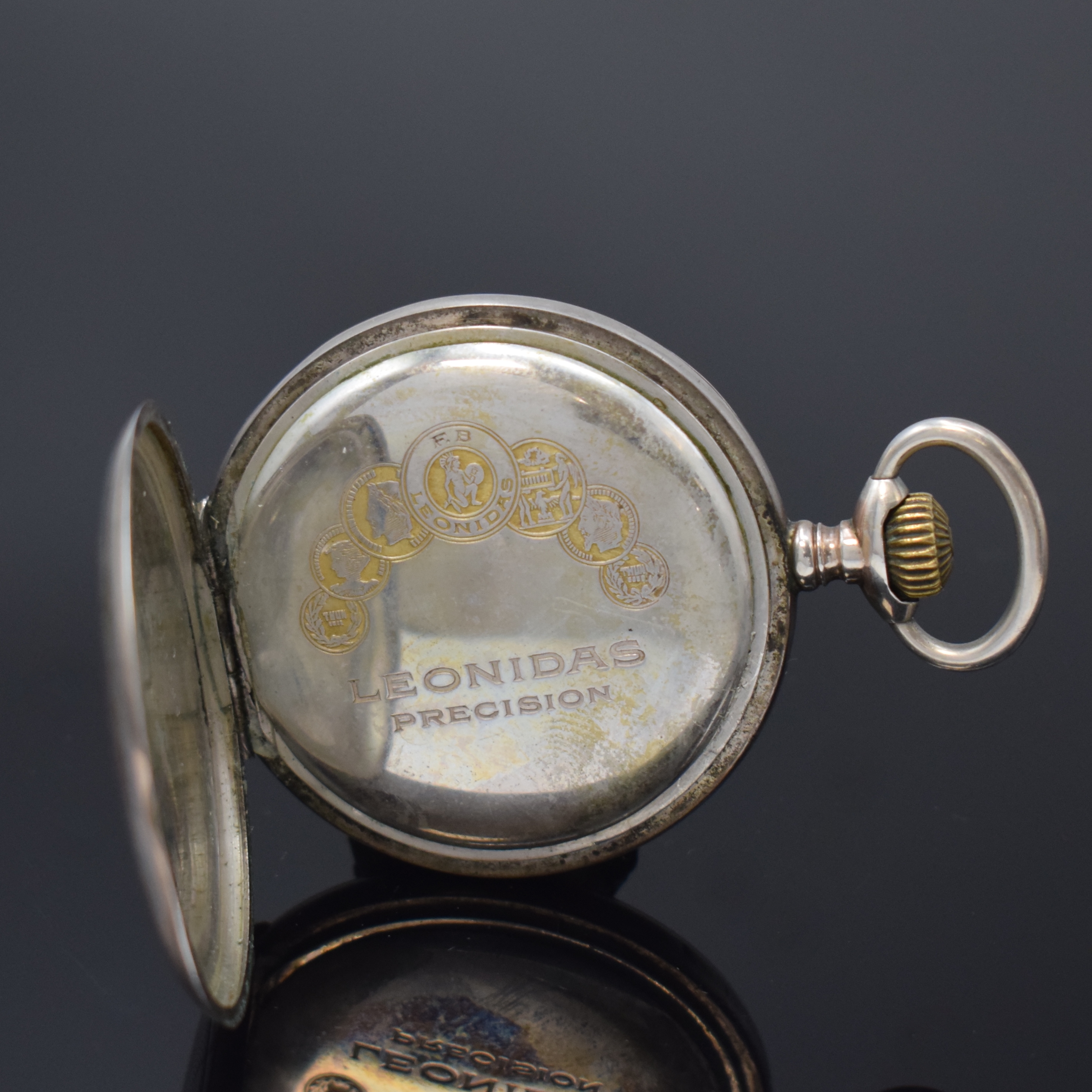 Detail h: Ausgefallener Uhrenständer in Form einer Dose mit Lupenglas und offener Silbertaschenuhr, Schweiz um 1890/1910, floral grav. Uhrenständer in Nickel ...