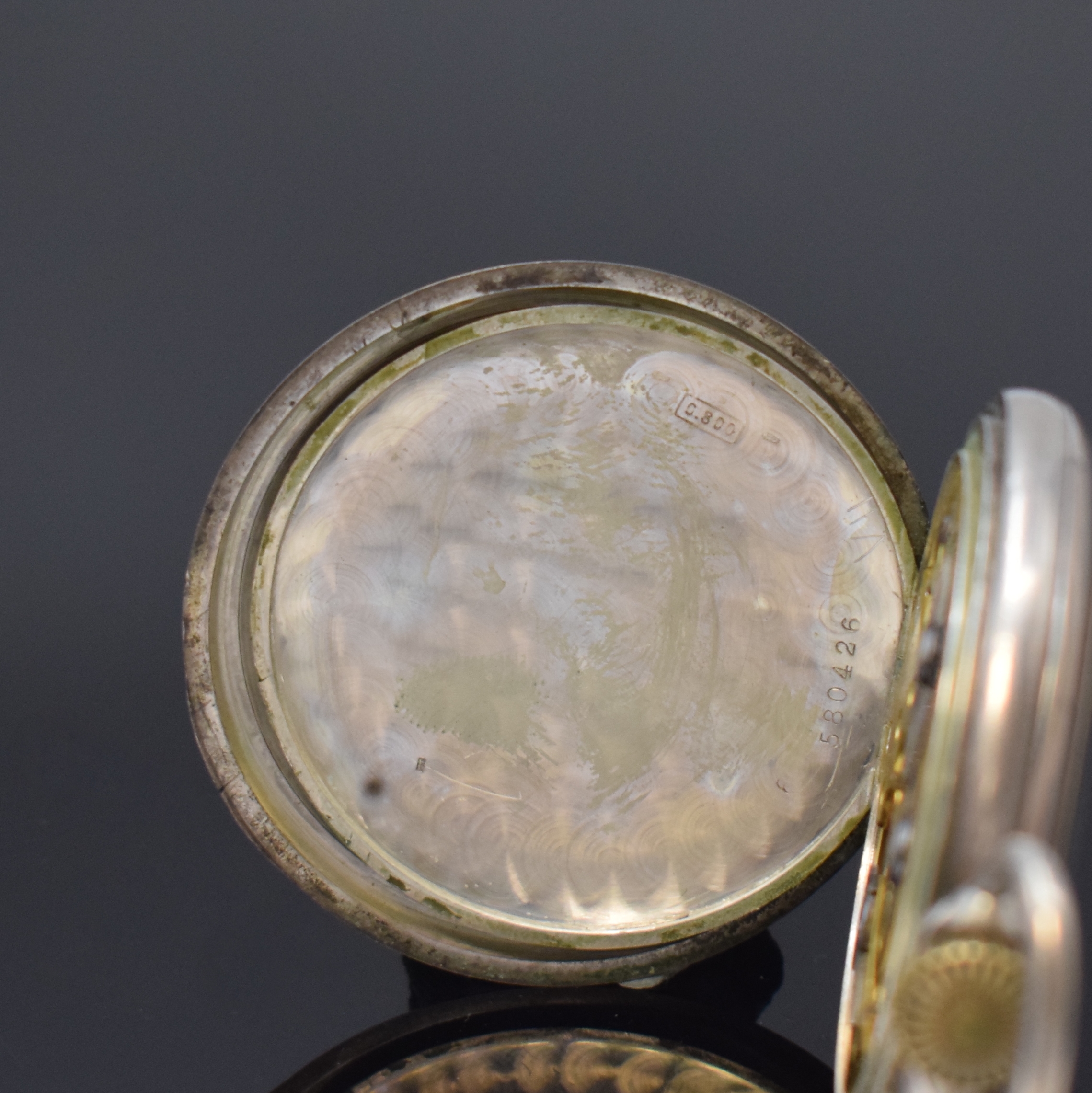 Detail i: Ausgefallener Uhrenständer in Form einer Dose mit Lupenglas und offener Silbertaschenuhr, Schweiz um 1890/1910, floral grav. Uhrenständer in Nickel ...