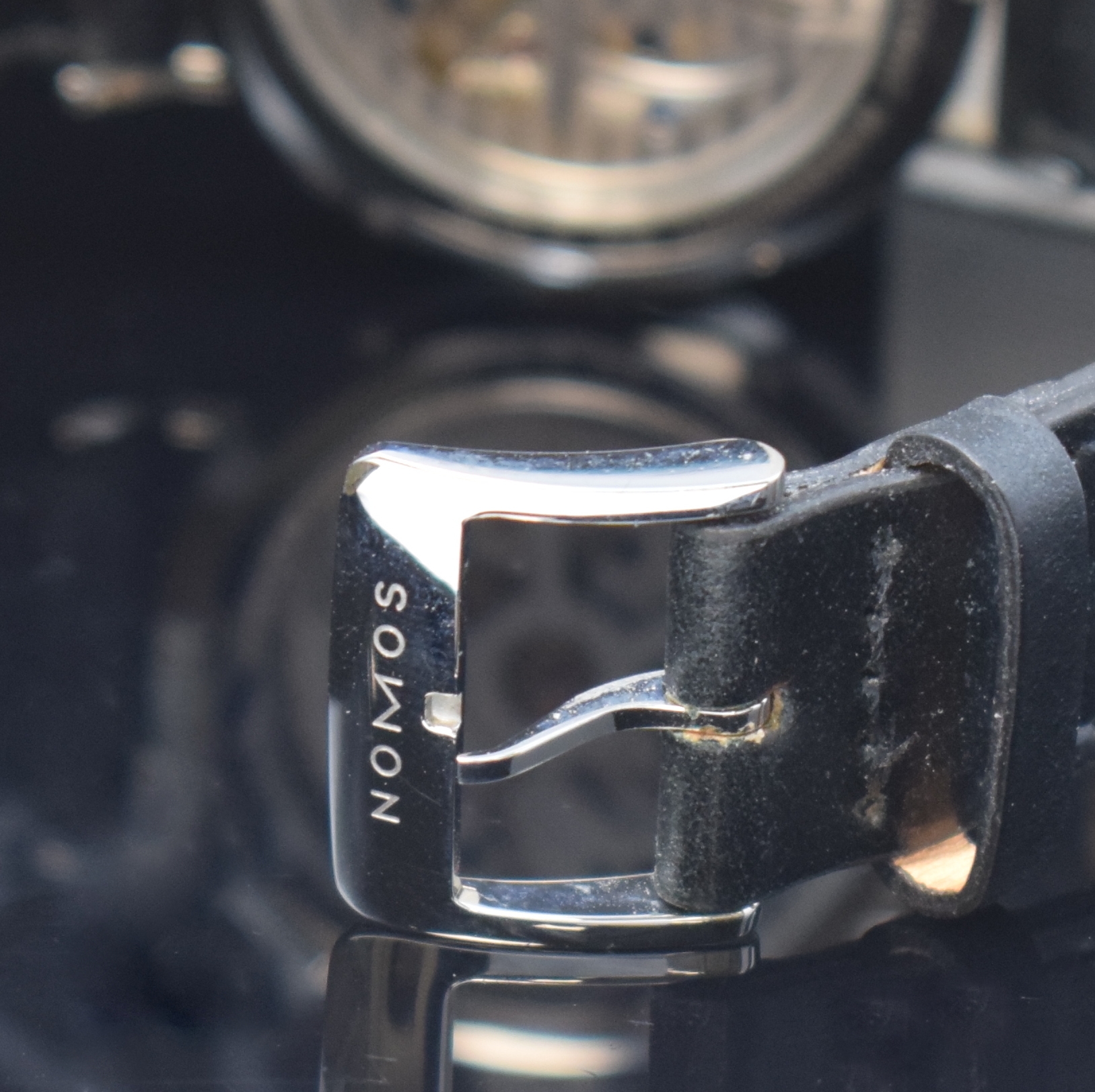 Detail b: NOMOS Glashütte Herrenarmbanduhr Tangomat in Stahl Referenz 602, Automatik, beids. vergl. Geh. inkl. orig. Lederband m. orig. Dornschl., Boden ...