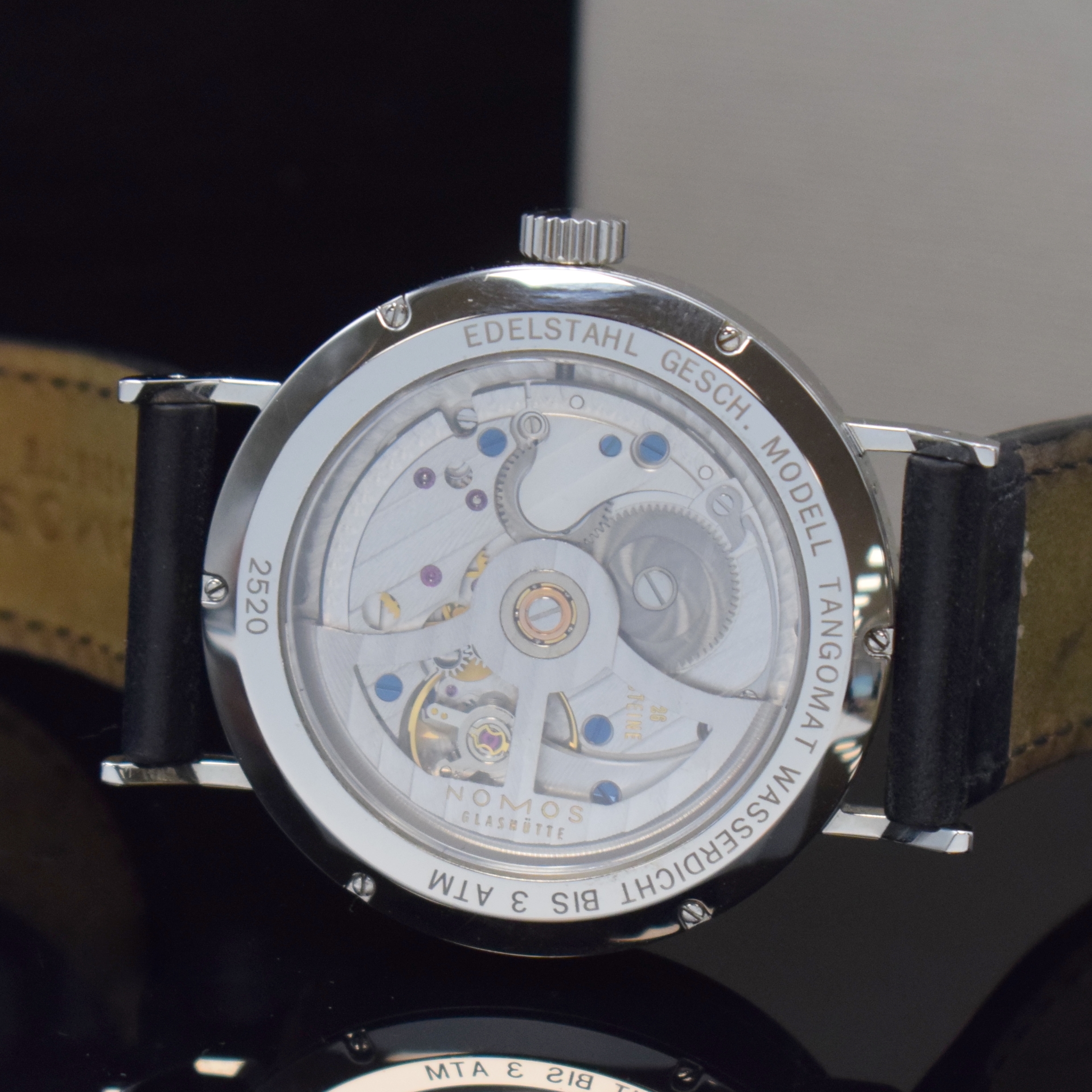 Detail d: NOMOS Glashütte Herrenarmbanduhr Tangomat in Stahl Referenz 602, Automatik, beids. vergl. Geh. inkl. orig. Lederband m. orig. Dornschl., Boden ...