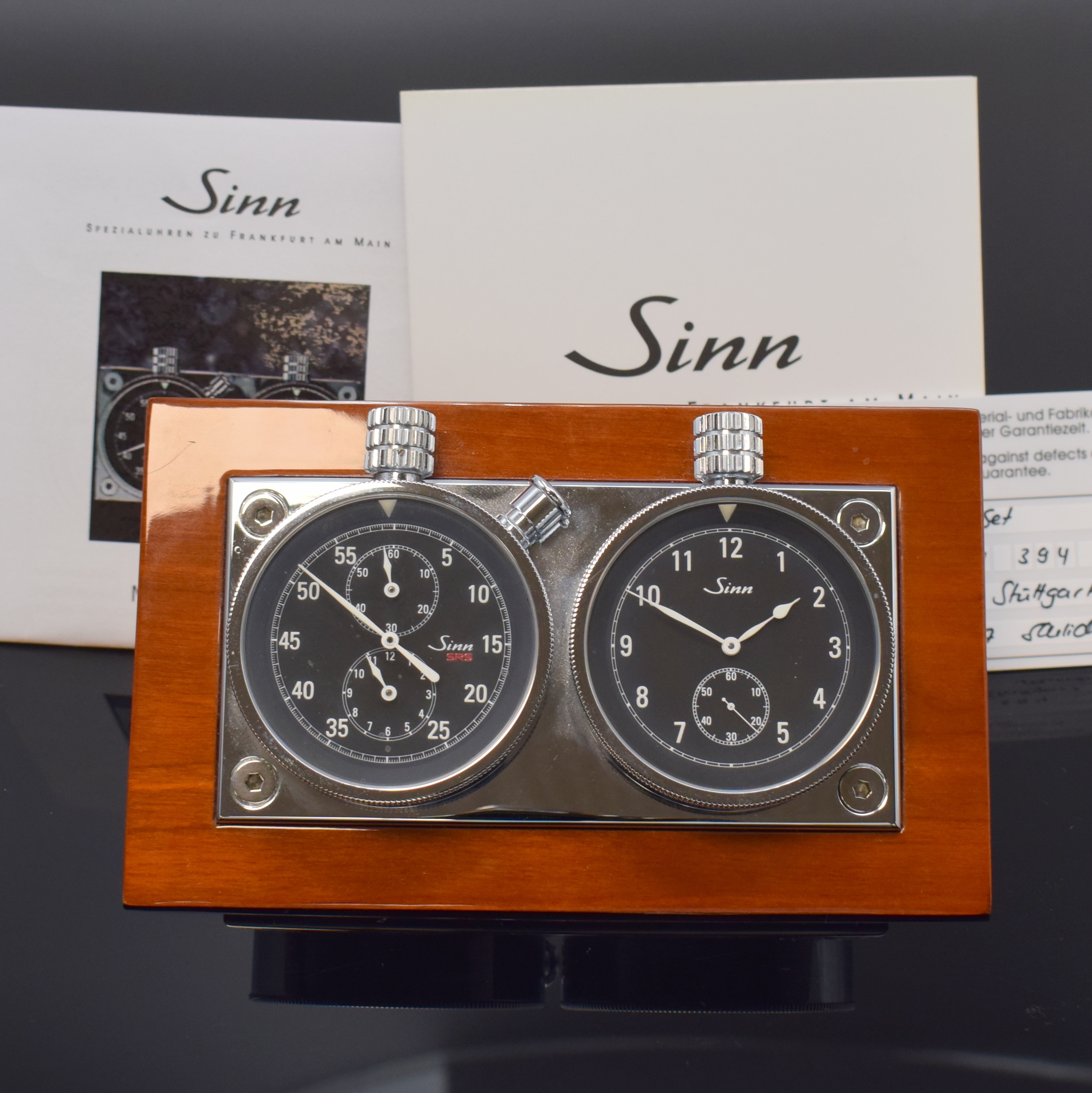 SINN Rallye-Set auf Holzständer, verchromte Gehäuse auf Metallplatte, links Stoppuhr mit Flyback, Anz. v. 60-Sek., 60-Min. und 12-Std. Stoppz., ...