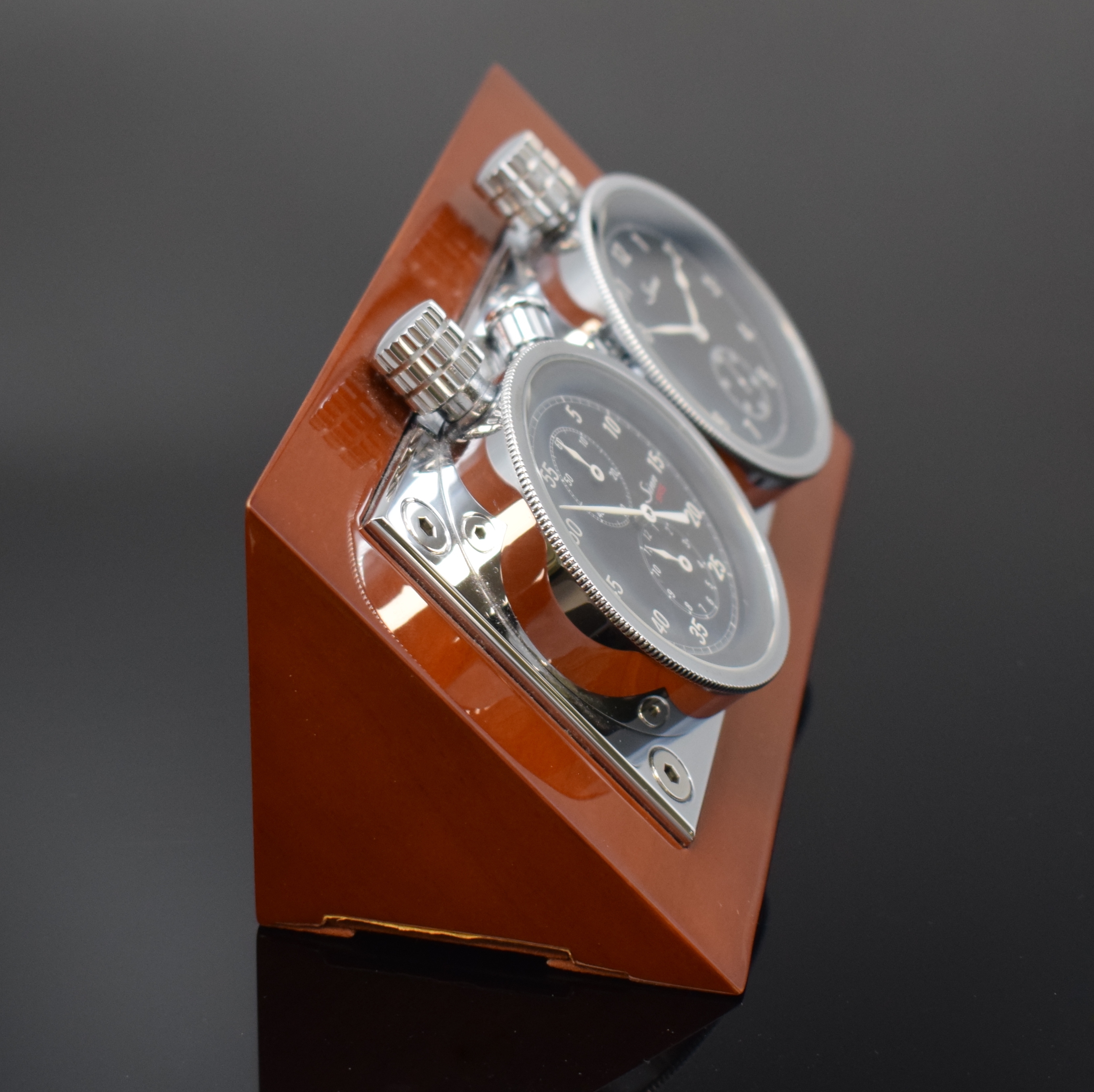 Detail b: SINN Rallye-Set auf Holzständer, verchromte Gehäuse auf Metallplatte, links Stoppuhr mit Flyback, Anz. v. 60-Sek., 60-Min. und 12-Std. Stoppz., ...