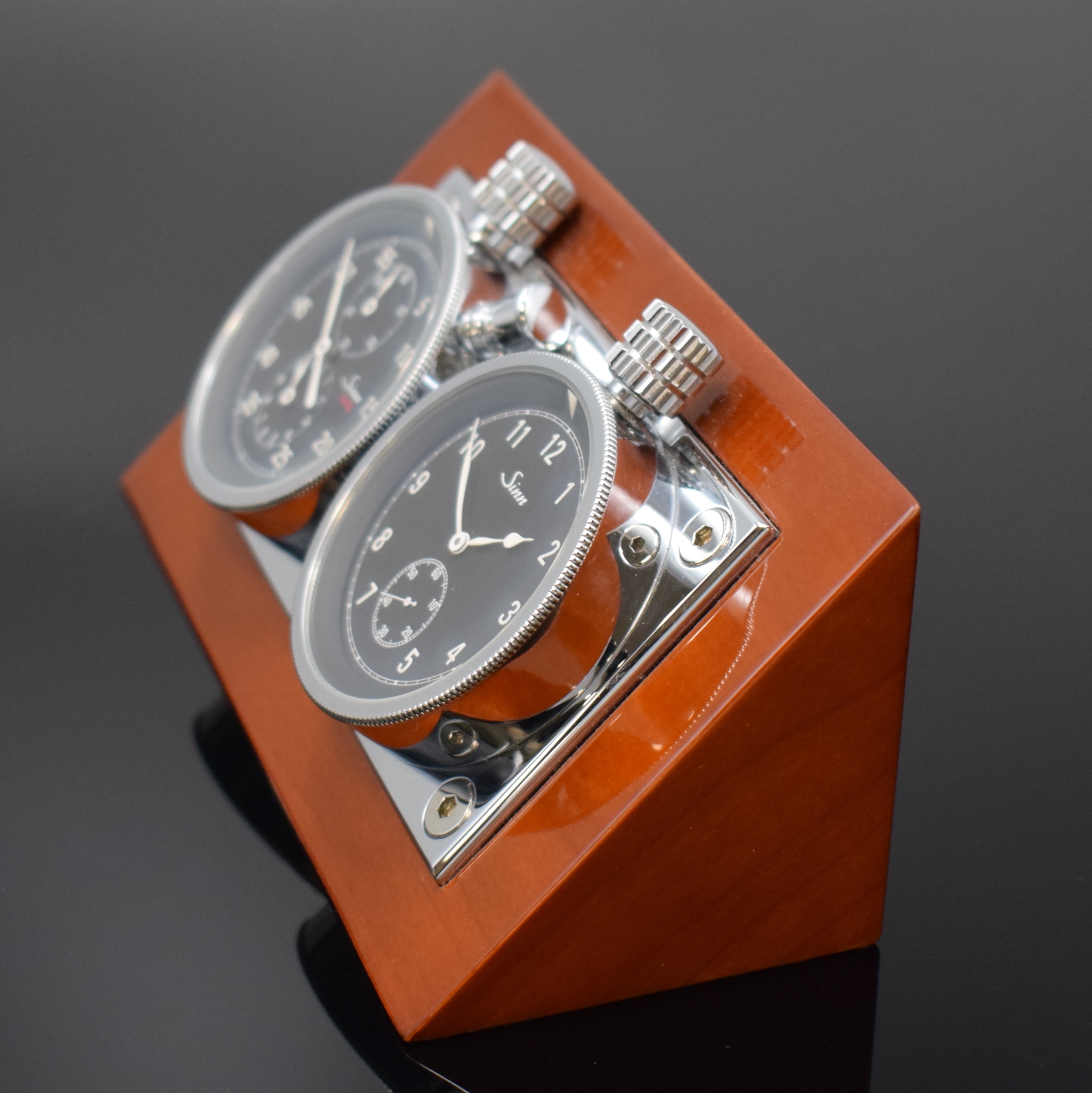 Detail d: SINN Rallye-Set auf Holzständer, verchromte Gehäuse auf Metallplatte, links Stoppuhr mit Flyback, Anz. v. 60-Sek., 60-Min. und 12-Std. Stoppz., ...