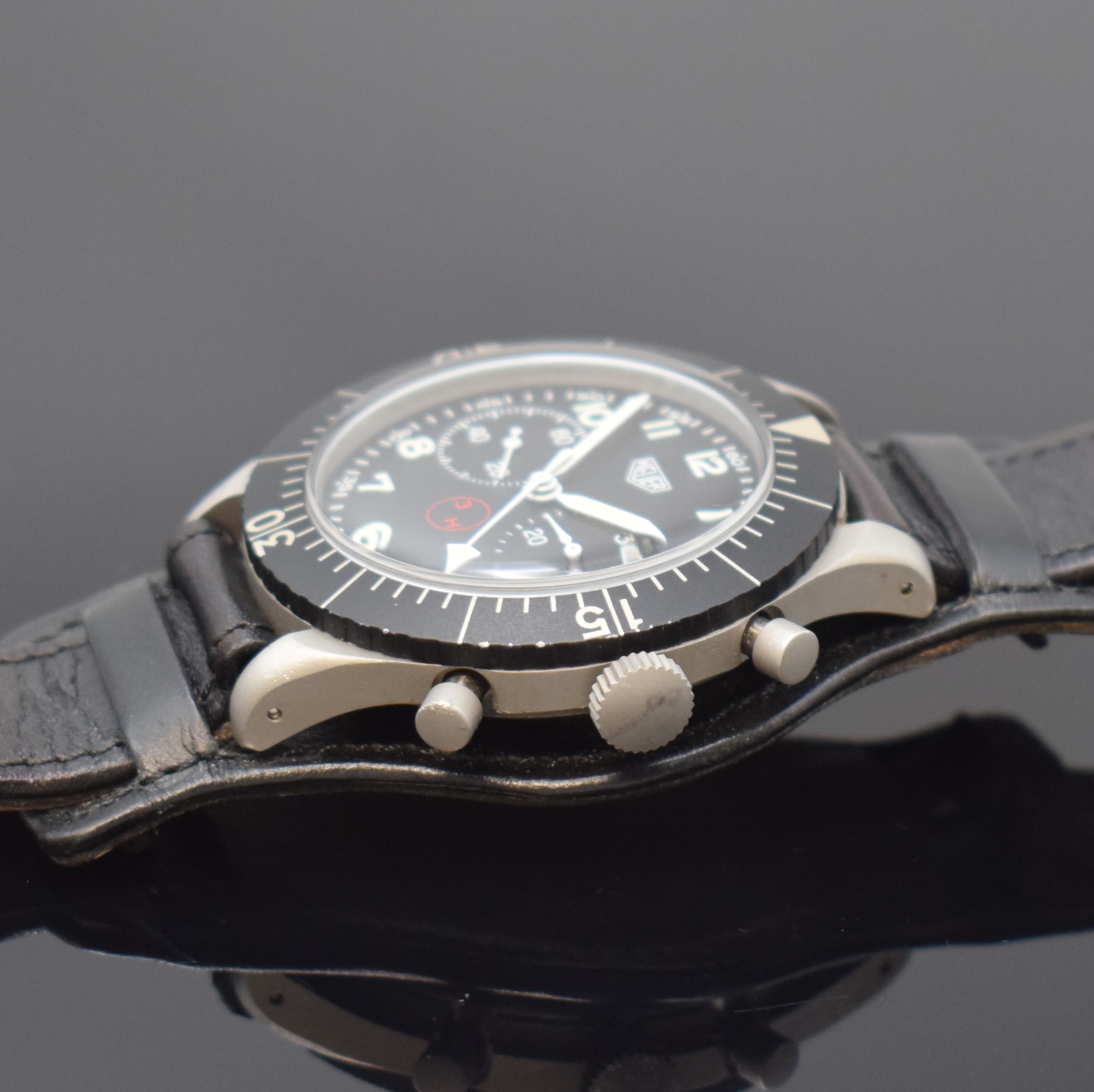 Detail b: HEUER 3H Flieger-Schaltradchronograph, Schweiz um 1970, Handaufzug, mattiertes Geh. 4-fach verschr., Boden m. Versorgungsnummer 6645-12-146-3774, ...