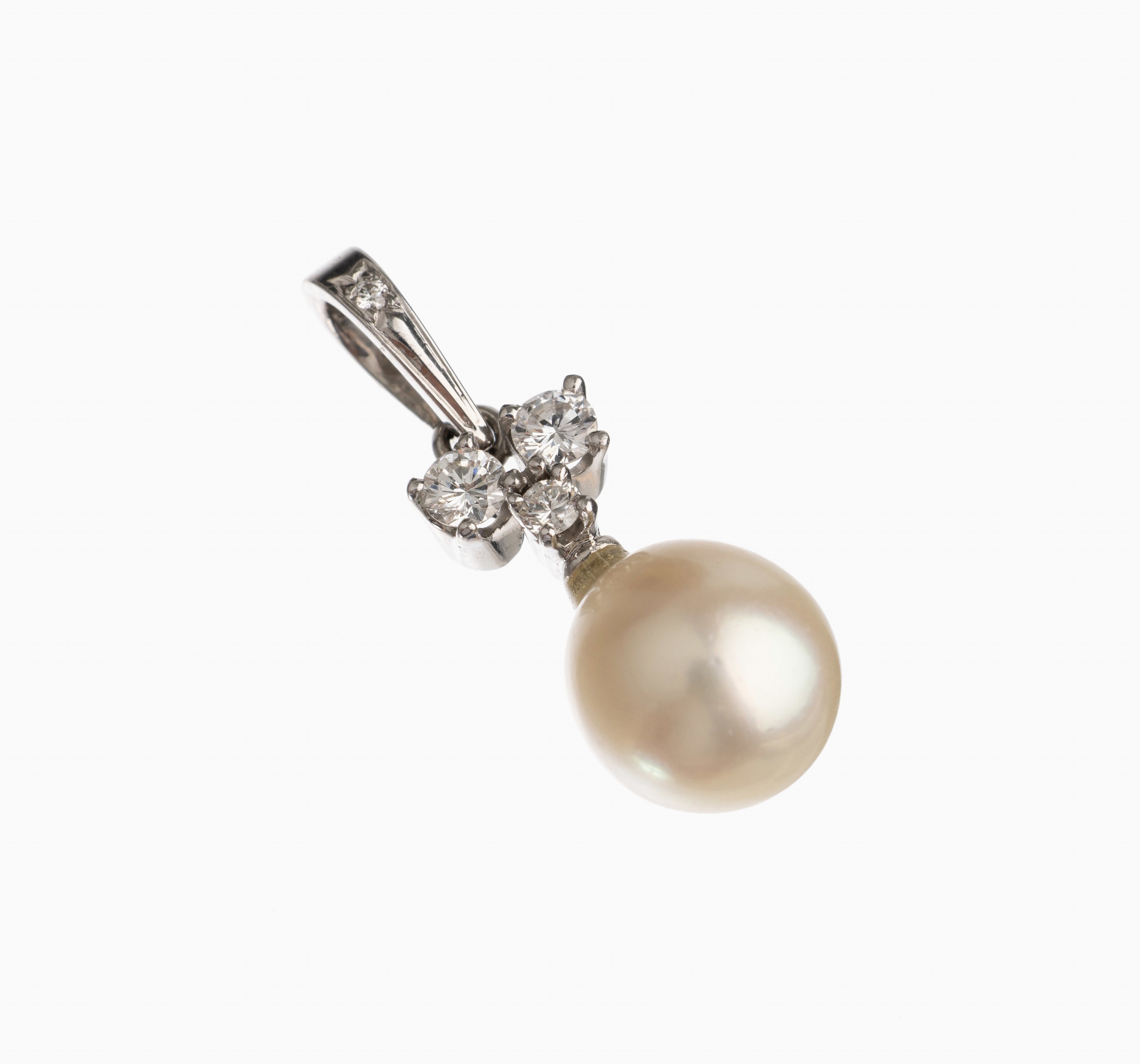 14 kt Gold Zuchtperl-Brillant Anhänger, WG 585/000, weiße Zuchtperle ca. 9 mm, 3 Brillanten zus. ca. 0.26 ct feines Weiß/si, total ca. 2.6 g