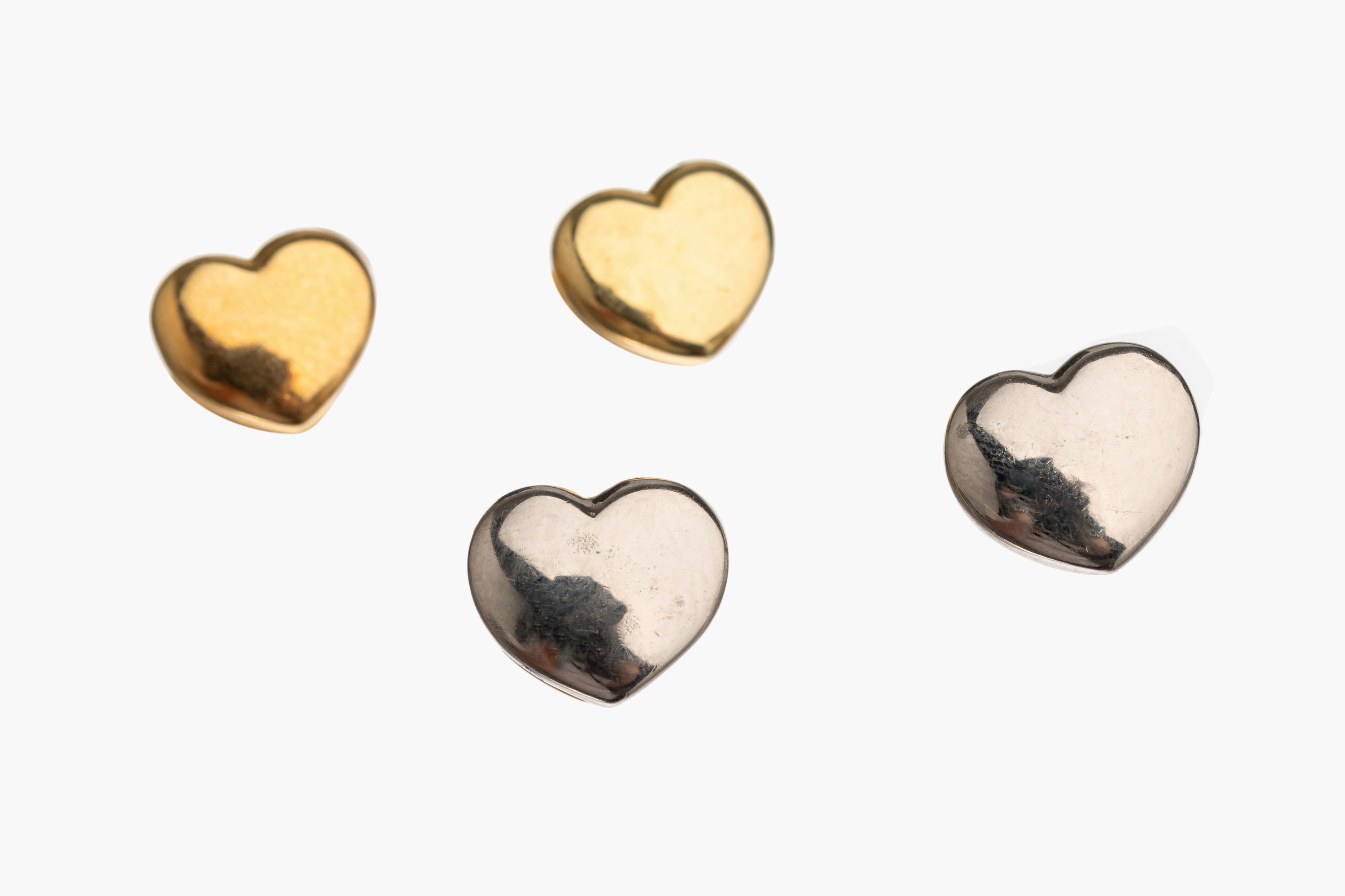 2 Paar 18 kt Gold Ohrstecker "Herze", GG/WG750/000, 1x GG Herzen, 1x WG Herzen, Brisuren GG 585/000, ca. 4.7 g (ohne Kunststoffplättchen)