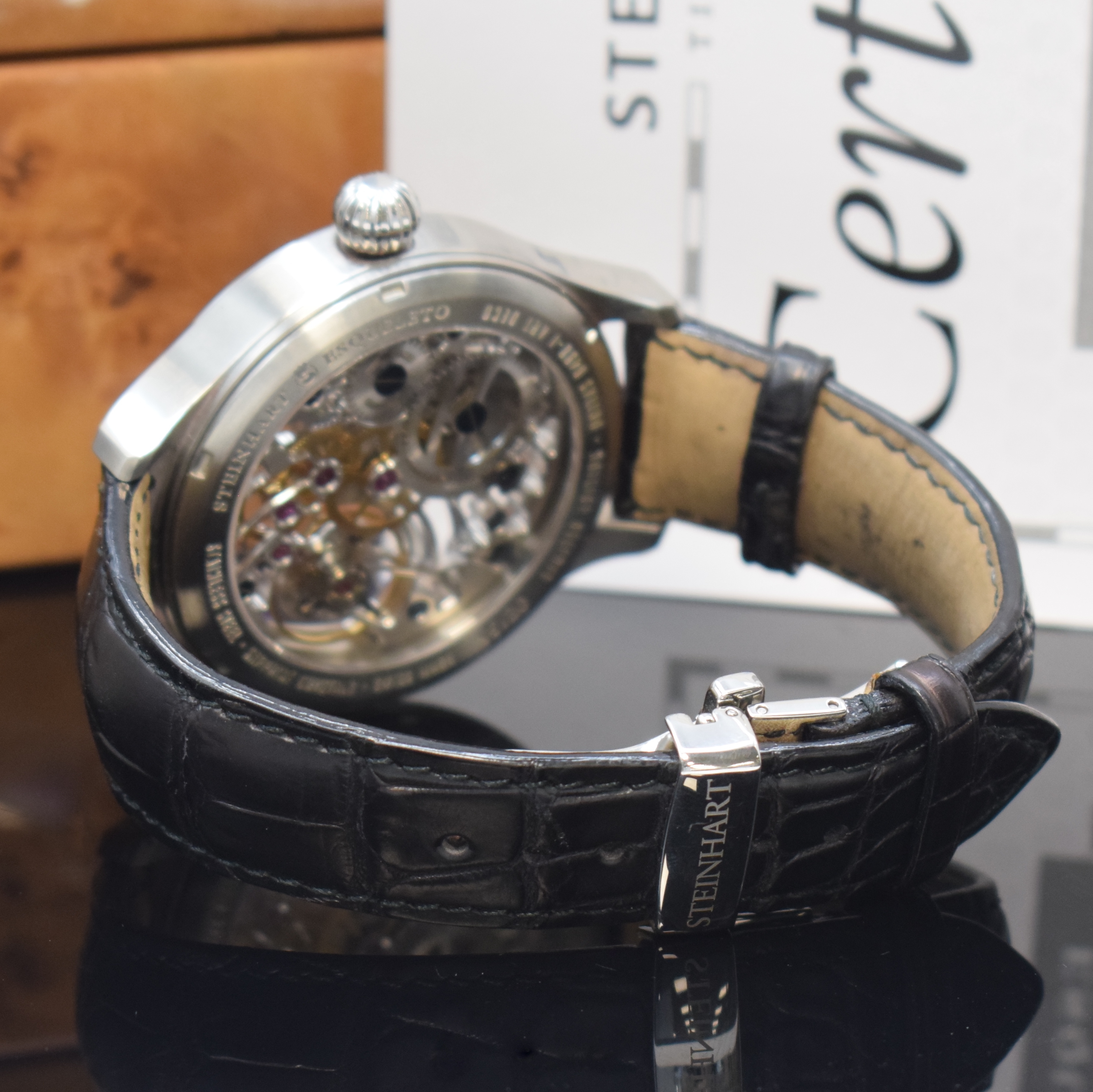 Detail b: STEINHART seltene, auf 20 Stück limitierte Herrenarmbanduhr ESQUELETO, Handaufzug, beids. vergl. Edelstahlgeh. inkl. Lederband m. orig. Faltschl., ...