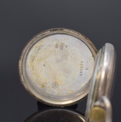 26785246g - Ausgefallener Uhrenständer in Form einer Dose mit Lupenglas und offener Silbertaschenuhr