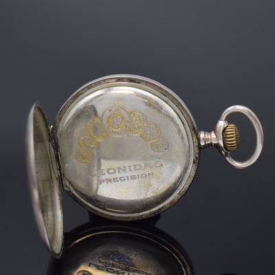 26785246h - Ausgefallener Uhrenständer in Form einer Dose mit Lupenglas und offener Silbertaschenuhr
