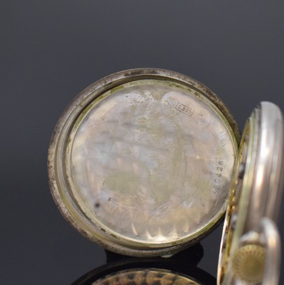 26785246i - Ausgefallener Uhrenständer in Form einer Dose mit Lupenglas und offener Silbertaschenuhr