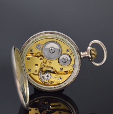 26785246j - Ausgefallener Uhrenständer in Form einer Dose mit Lupenglas und offener Silbertaschenuhr