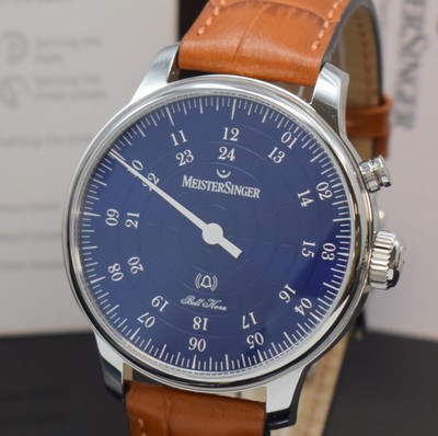 26785270a - MEISTERSINGER nearly mint one hand gents wristwatch Bell Hora reference BH0908, self winding, stainless steel case including original leather strap with original butterfly buckle, on both sides glazed, case back screwed-down 4-times, blue dial, bell beats to the full hour, stoppable by pusher at 2, rhodium plated movement, calibre SW 200-1, diameter approx. 43 mm, original box and papers, sold in June 2021, condition 1-2